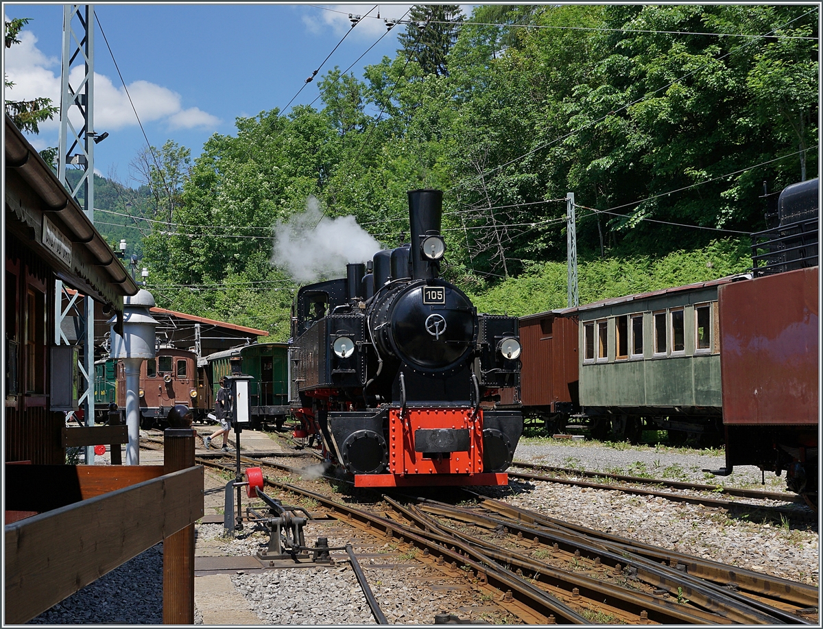 Die Blonay-Chamby G 2x 2/2 105 rangiert in Chaulin. 

13. Juni 2021
