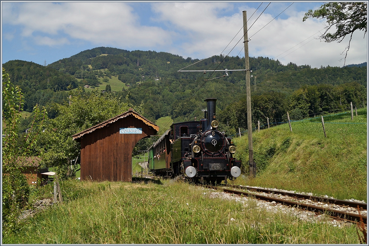 Die Blonay-Chamby G 3/3 N° 6 bei der Regionen typischen  Haltestelle von Cornaux auf dem Weg Richtung Chamby.

11. Aug. 2019