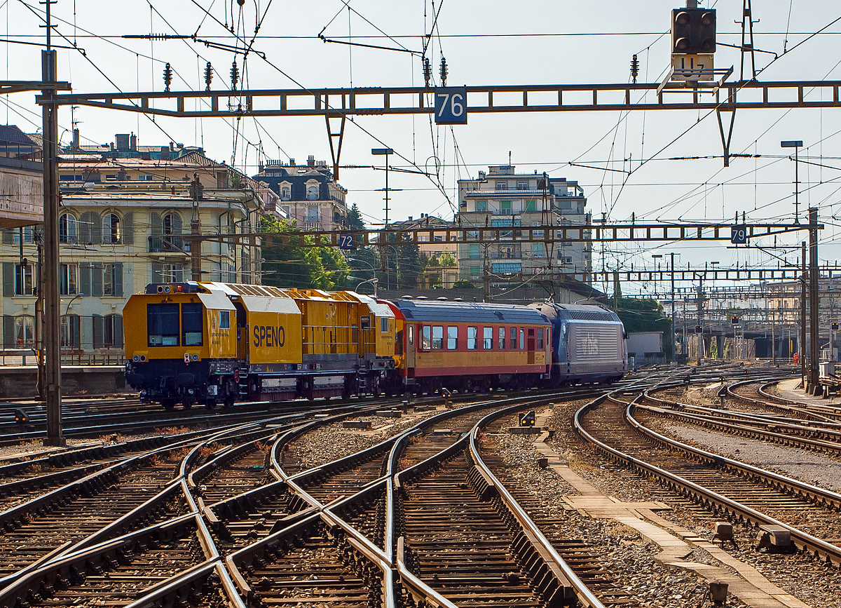 
Die BLS 465 015-6 „La Vue-des-Alpes“  (91 85 4465 015-6 CH-BLS) mit dem Gleismesswagen 99 85 936 2 000-3 (vermutlich ex SBB X 60 85 99 73 105-6) und dem SPENO Schienenschleifzug  RR 16 MS-11 (99 85 9127 102-3 CH- SPENO) am Haken, fährt am 29.05.2012 vom Bahnhof Lausanne weiter in Richtung Montreux bzw. Brig.