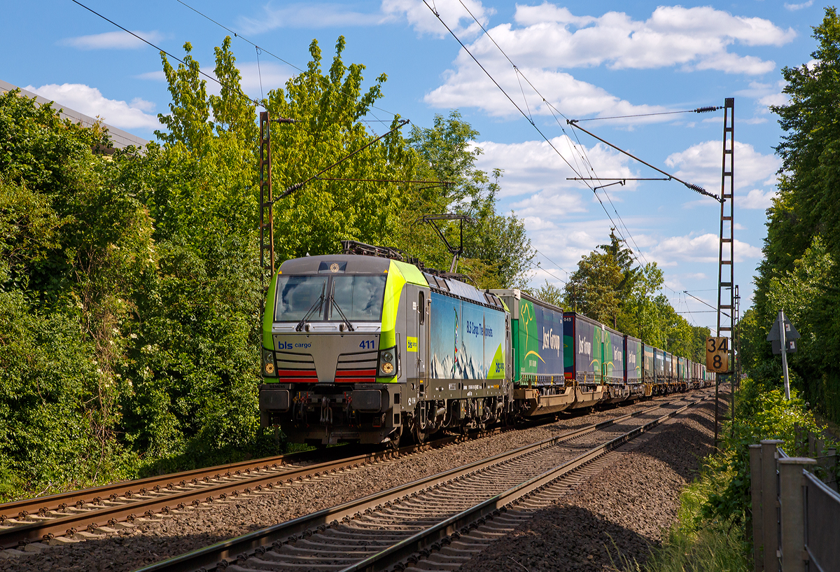 
Die BLS Cargo 411 – Re 475 411-5 (91 85 4475 411-5 CH-BLSC) fährt am 30.05.2020 mit einem KLV-Zug durch Bonn-Gronau in Richtung Norden.

Die Siemens Vectron MS wurden 2017 von Siemens unter der Fabriknummer 22072 gebaut, sie hat die Zulassungen für CH/ D/ A/ I / NL und kann so vom Mittelmeer bis an die Nordsee ohne Lokwechsel durchfahren.
