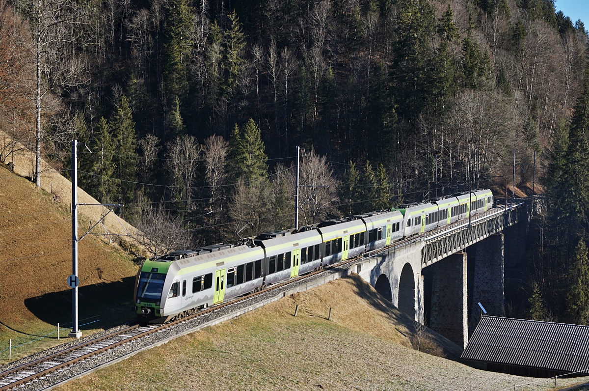 Die BLS  Lötschberger  RABe 535 124 und 535 118 auf der Fahrt von Zweisimmen nach Bern kurz vor Weissenburg auf der Bunschenbach Brücke.

12. Januar 2020 