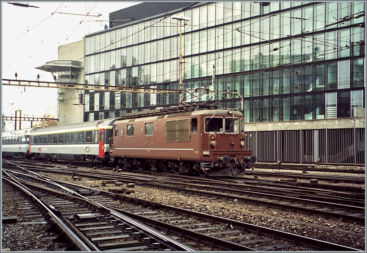 Die BLS Re 4/4 175 erreicht mit dem EC  Lötschberg  Bern. Am Schluss des Zuges ist der auf dem folgendne Bild zu sehende DB IR Bimz eingereiht. 

Analogbild vom Novmeber 2000
