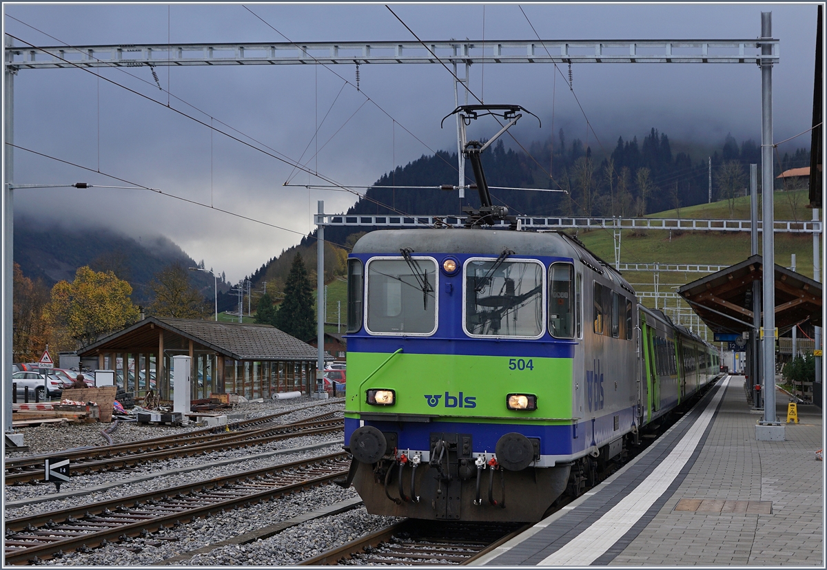Die BLS Re 4/4 II 504 wartet in Zweisimmen mit einem RE nach Interlaken Ost auf die Abfahrt.
30. Okt. 2017