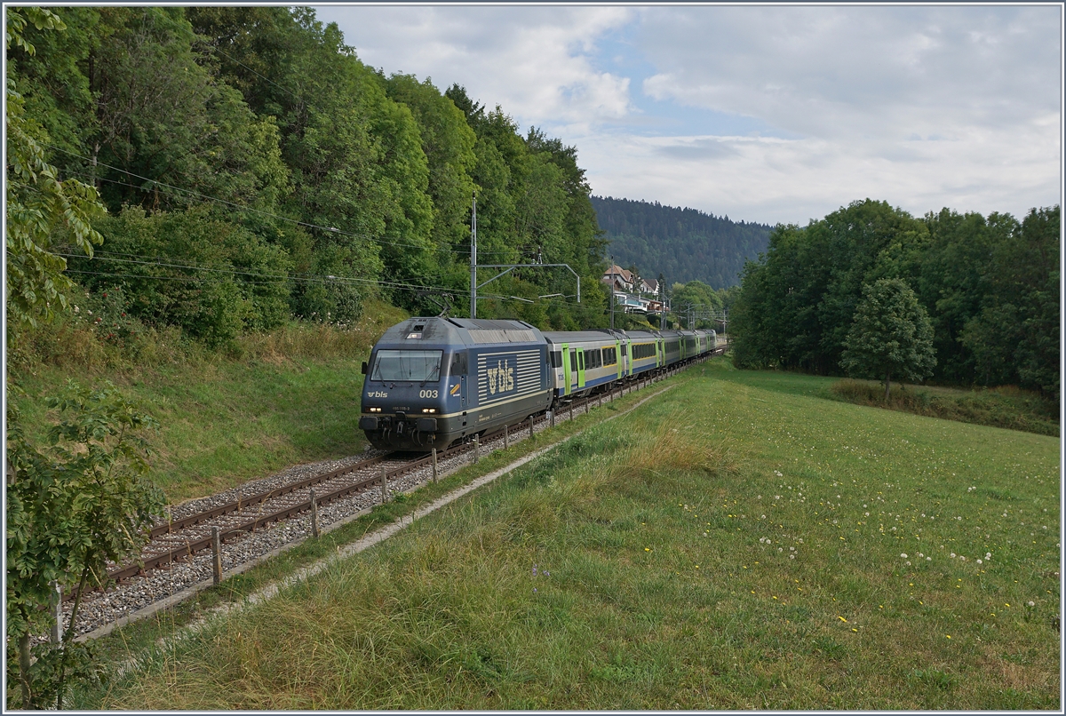 Die BLS Re 465 003 ist mit einem RE von La Chaux-de-Fonds nach Bern kurz nach Les Hauts-Geneveys unterwegs. 

12. August 2020