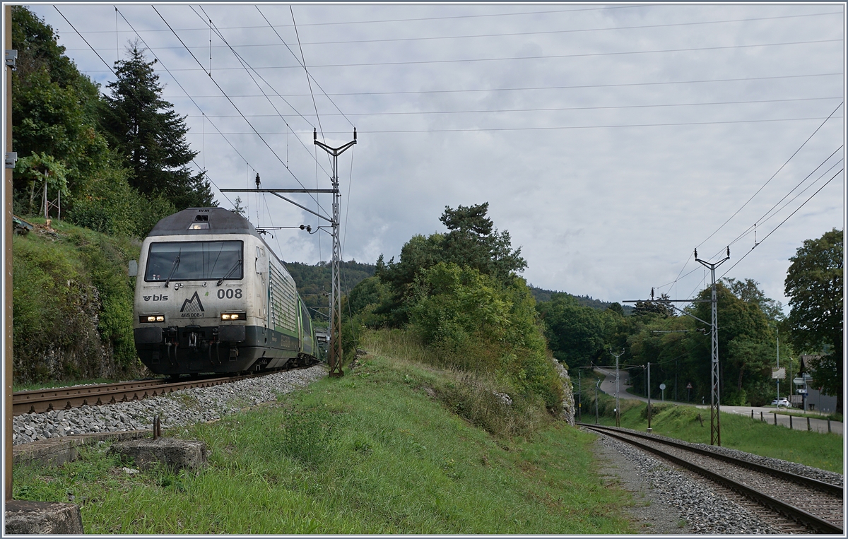 Die BLS Re 465 008 erreicht mit ihrem aus EW III formierten RE 3919 von La Chaux-de-Fonds nach Bern den Spitzkehrbahnhof Chambrelien. Kurze Zeit später wird der Zug auf dem rechts im Bild zu sehnende Gleis in Richtung Neuchâtel fahren.

3. Sept. 2020
