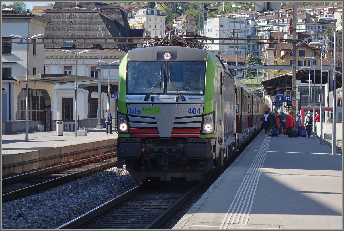 Die BLS Re 475 404 mit dem AKE Rheingold 5951 auf der Fahrt von Basel nach Domodossola beim Halt in Montreux.
13. April 2017
