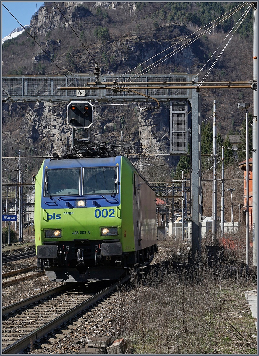 Die BLS Re 4855 002-2 als Lokfahrt bei der Durchfahrt in Varzo.

11. März 2017
