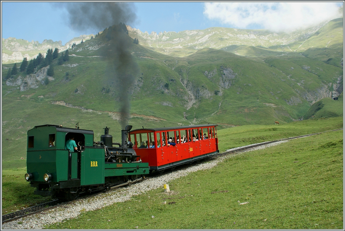 Die BRB HG 2/3 N� 5 dampft mit einen Vorstellwagen Bergw�rts.
Chuamad, den 30 Aug. 2013