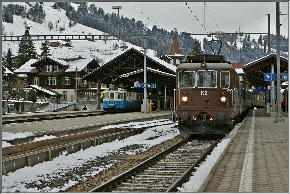 Die bunte Variante des BB.de S/W Bildes: MOB ABDe 8/8 4002 und BLS Re 4/4 192 in Zweisimmen.
24.11.2013