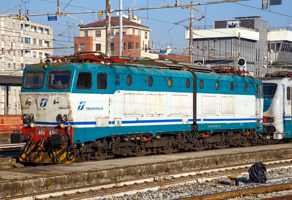 
Die Caimano (deutsch: Kaiman) E.656.439 (91 83 2656 439-3 I-TI) der Trenitalia am 29.12.2015 abgestellt beim Bahnhof Milano Centrale (Mailand Zentral).

Die Baureihe E.656 Spitznamen Caimano (deutsch: Kaiman) ist eine sechsachsige italienische Elektrolokomotive in zweiteiliger Gelenkbauweise. Von diesen wurden von 1975 bis 1989 in sechs Bauserien 461 Stück gebaut. Die Baureihe E.656 stellt die letzte in Italien gebaute Elektrolok-Baureihe dar, bei der die Traktionsleistung mit einem elektromechanischen Stufenschalter geregelt wird. Die Fahrstufen müssen jedoch beim Anfahren nicht einzeln vom Lokführer eingestellt werden, sondern lassen sich über eine Anfahrautomatik ansteuern. Da Dreiachsige Drehgestelle nicht in Frage kamen, denn „Schienenfresser“ wollte man nicht. Haben diese Loks drei zweiachsige Drehgestelle in einer Lok.

Die Baureihe E.656 wird im Reise- und Güterzugverkehr eingesetzt. Sie bildete über lange Jahre das Rückgrat der italienischen Schnellzugstraktion. So wurde in den 1990er Jahren auch etwa der TEE Mediolanum auf italienischer Seite mit einer E.656 bespannt. Künftig soll beinahe die gesamte Baureihe schrittweise zum Güterverkehr umstationiert werden. Dazu wird die Getriebeübersetzung zu Gunsten der Zugkraft geändert. Die modifizierten Maschinen haben eine Höchstgeschwindigkeit von 120 km/h und werden in E.655 umgezeichnet. Nur die sechste Bauserie (mit Wendezugsteuerung, die E.656.551–608) soll vorerst beim Regionalverkehr verbleiben – Haupteinsatzgebiete sind dabei Ligurien und der italienische Nordwesten.

Technische Daten:
Spurweite: 	1.435 mm (Normalspur)
Achsformel: Bo'Bo' Bo'
Länge: 18.290 mm 
Höhe: 3.800 mm
Breite: 3.000 mm
Drehzapfenabstand:  5.200 mm
Achsabstand im Drehgestell: 2.850 mm
Dienstgewicht: 120 t
Höchstgeschwindigkeit: 150 km/h 
Dauerleistung: 4.800 kW (6.440 PS)
Anzahl der Motoren: 12
Anfahrzugkraft: 249 kN
Treibraddurchmesser: 	1.250 mm
Stromsysteme: 3.000 V DC 
