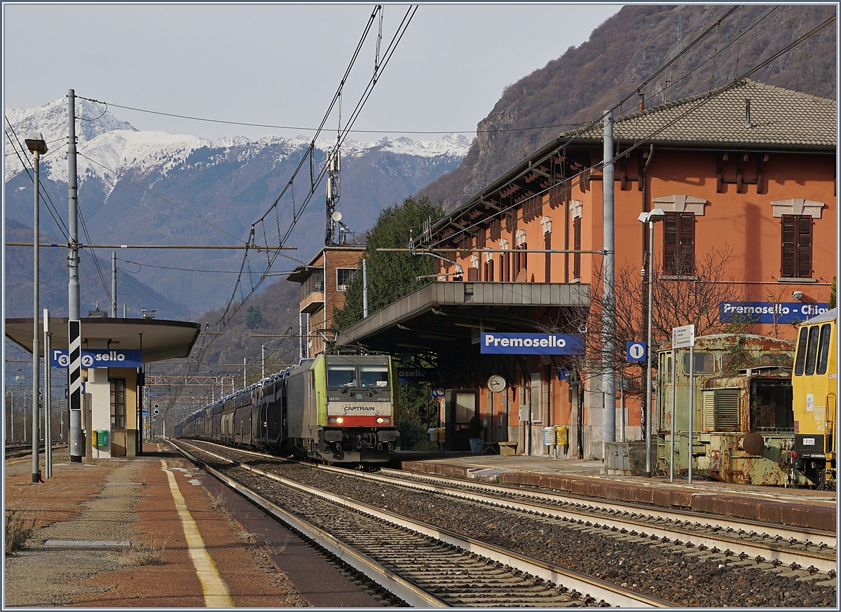 Die CAPTRAIN E 483 311 (UIC 91 83 2483 311-3 I-AKIEM) fährt mit einem langen Blockzug für Neuwagen durch den Bahnhof von Premosello Chiavenda Richtung Süden.
 29. Nov. 2018