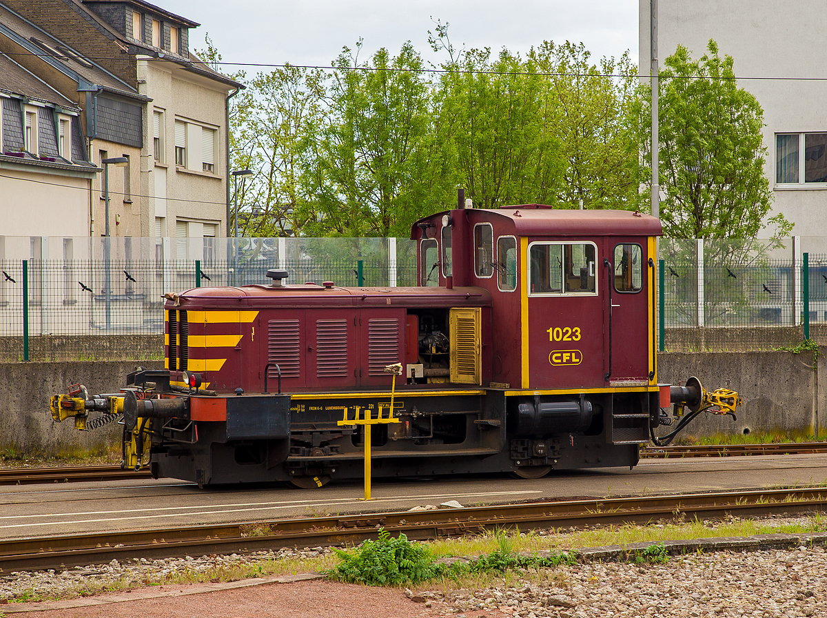 Die CFL 1025 (Deutz 56324) abgestellt am 15.05.2016 beim Bahnhof von Luxemburg. 

Für den Einsatz von Arbeitszügen lieferte Deutz zwischen 1953 und 1957 vier zweiachsige Dieselloks des Typs A8 L614 mit einer Leistung von 130 PS an die CFL. Die Kleinloks wurden bei der CLF (Société Nationale des Chemins de Fer Luxembourgeois) als Série 1020 eingereiht. Sie sind mit einem Strecken- und Rangiergang ausgerüstet, der 53 bzw. 24 km/h Höchstgeschwindigkeit erlaubt.

Die Deutz A8 L614 wurde 1956 von Klöckner-Humboldt-Deutz AG in Köln unter der Fabriknummer 56324 gebaut und an die CFL geliefert.

Für die Typenbezeichnung der Loks wurde die Motorbezeichnung herangezogen, bei KHD A8L 614 R bedeutete A = Fahrzeugmotor (Viertakt), 8 = Zylinderzahl, L = luftgekühlt, 6 = sechste Ausführung des Motors, 14 = Kolbenhub des Motors in cm, R = regelspurige Rangierlok.

Die Diesellokomotive hat einen luftgekühlten Deutz 8-Zylinder-V-Motor vom Typ A8L 614 R dessen 130 PS Leistung über ein Voith-Turbo-Getriebe übertragen werden. Vom hydraulischen Getriebe erfolgt dann die Kraftübertragung über Rollenketten auf beide Achsen.

Insgesamt wurden zwischen 1953 bis 1960 von Klöckner-Humboldt-Deutz (KHD) 66 Lokomotiven gebaut. Bei dieser Type wurde letztmals die Motorbezeichnung für die Bezeichnung der Lokomotive verwendet. Späte Ausführungen der A8L 614 R hatten bereits Gelenkwellenantrieb. 

TECHNISCHE DATEN:
Gebaut Anzahl: 66 (davon vier für die CFL)
Spurweite: 1.435 mm (Normalspur)
Achsformel: B
Länge über Puffer: 6.500 mm
Achsabstand: 2.980 m 
Dienstgewicht: 22 t
Höchstgeschwindigkeit:  53 km/h (Rangiergang)
Installierte Leistung:  95 kW (130 PS)
Treibraddurchmesser:  850 mm
Motorentyp: KHD A8L 614 R
Motorbauart: luftgekühlter Achtzylinder-Viertakt-Dieselmotor

