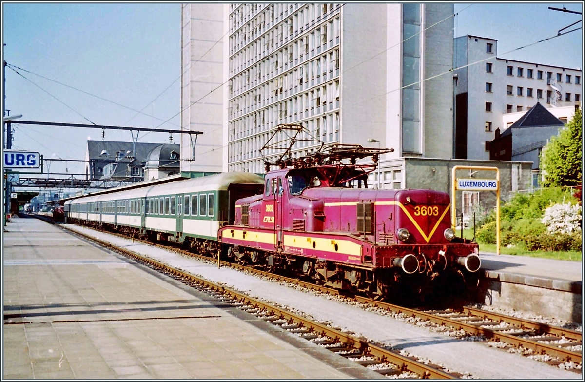 Die CFL 3603 wartet mit einem Regionalzug in Luxembourg auf die Abfahrt. 

Ein Analog Bild vom 13 Mai 1998