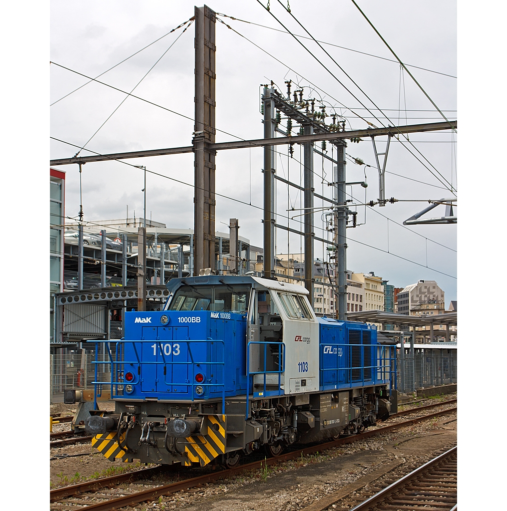 Die CFL Cargo 1103 eine MaK G 1000 BB steht am 14.06.2013 im Bahnhof Luxemburg. 
Die Lok wurde 2004 unter der Fabriknummer 5001529 bei Vossloh gebaut, sie hat NVR-Nummer 92 82 000 1103-1 L-CFLCA , die EBA-Nr. ist 02G23K 008

Technische Daten:
Motor:  MTU 8V 4000 R41L Dieselmotor
Getriebe: Voith L4r4
Tankinhalt: 3.000 l
H�chstgeschwindigkeit auf der Strecke: 100 km/h
H�chstgeschwindigkeit beim Rangieren:  45 km/h
Dienstgewicht: 80 t
Kleinster befahrbarer Radius: 60 m
L�nge: 14.130 mm
Breite: 3.080 mm
H�he:   4.225 mm
Dauerleistung 1.100 kW  bei 1.860 1/min
