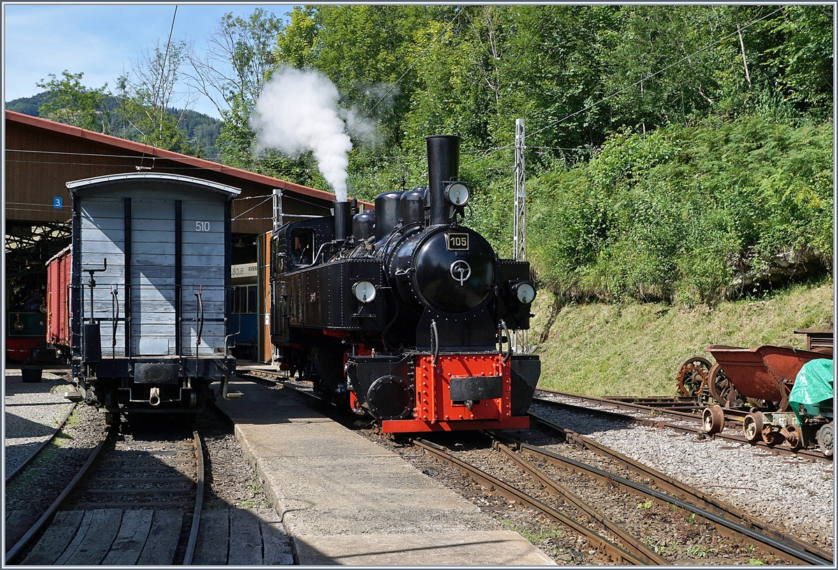 Die in Chaulin rangierende g 2x 2/2 105 zeigt sich neben den beiden Güterwagen TL K 501 und CEV Gk 38. Rechts im Bild lagern einige  Ersatzteile .

25. Juli 2020