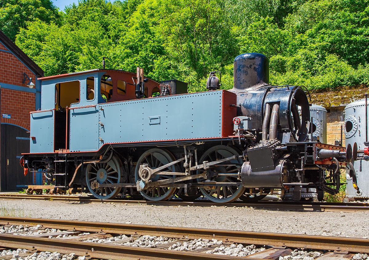 Die Dampflok AMTF Nr. 12 der Museumsbahn Train 1900,  eine Preußische T 7, am 16.06.2013 vor dem Lokschuppen in Fond de Gras (L), seit 2014 ist sie auch wieder betriebsfähig. 

Die Preußische T 7 wurde 1903 von der Hannoversche Maschinenbau Actien-Gesellschaft vorm. Georg Egestorff in Linden vor Hannover (ab 1912 in HANOMAG verkürzt) unter der Fabriknummer 4018 gebaut und ab die Deutsch-Luxemburgische Bergwerks- und Hütten-AG in Deutsch-Luxemburgische Bergwerks- und Hütten-AG in Differdingen (später HADIR und danach ARBED) als Nr. 2 geliefert. Im Jahre 1973 ging sie an die neu entstandene  Museumsbahn  „Train 1900“ der AMTF (Association des Musée et Tourisme Ferroviaires) a.s.b.l in Fond-de-Gras.

Obwohl sie nie eine Staats- bzw. Länderbahnlok war so ist die Lok eine Preußische T 7 (wie spätere DR 89.78). Die Gruppe T 7 der Preußischen Staatseisenbahnen waren Güterzugtenderlokomotiven der Achsfolge C, die hauptsächlich im schweren Verschub eingesetzt wurden. Dabei handelte es sich nicht um eine Baureihe im heutigen Sinne aus exakt gleichen Maschinen, die zwischen 1881und 1903 gebaut wurden. Von den über 460 Maschinen, existierten nach dem Zweiten Weltkrieg nur noch einige Exemplare bei Privat- und Werksbahnen.

Heute sind nur noch zwei preußische T 7 erhalten geblieben,  neben dieser in Luxemburg, in Polen noch die Breslau 1839 (ex PKP TKh2-12).


TECHNISCHE DATEN:
Gebaute Anzahl: 467
Hersteller: 	Borsig, Grafenstaden, Hanomag, Hohenzollern, Union-Gießerei, Vulcan
Baujahre: 	1881–1903
Bauart:  C n2
Gattung:  Gt 33.14
Spurweite: 	1.435 mm (Normalspur)
Länge über Puffer:  9.560 mm
Dienstgewicht: 	42,0 t
Höchstgeschwindigkeit:  45 km/h
Treibraddurchmesser: 	1.330 mm
Zylinderanzahl: 	2
Zylinderdurchmesser: 	430 mm
Kolbenhub: 630 mm
Kesselüberdruck: 12 bar
