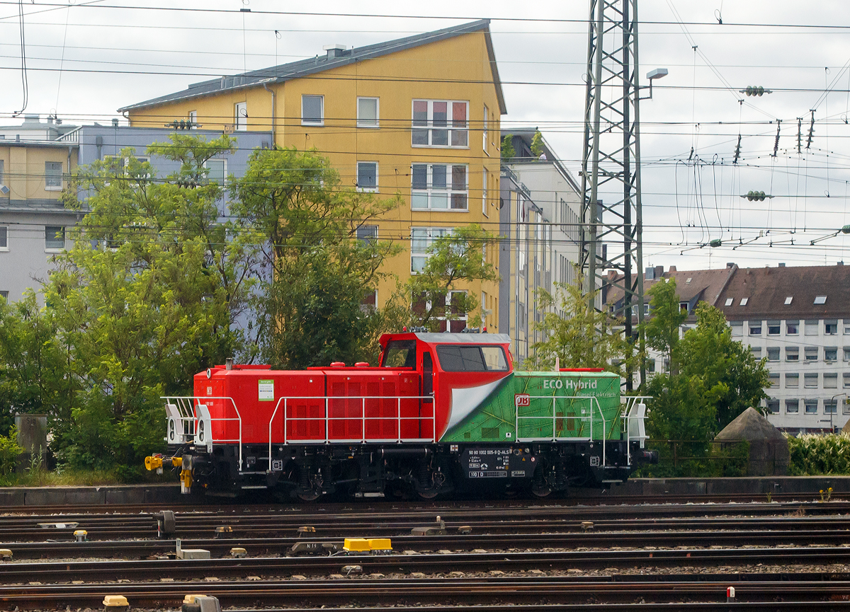 Die DB 1002 005-9 (90 80 1002 005-9 D-ALS) eine Alstom H3 Hybrid-Rangierlokomotive steht am 06.06.2019 beim Hbf N�rnberg (Aufnahme aus einem Zug heraus).

Die Alstom H3 wurde 2015 (Abnahme 2016) von ALSTOM Transport Deutschland GmbH in Salzgitter unter der Fabriknummer H3-00005 gebaut und an die DB Regio Bayern vermietet.

Nach �ber zwei Jahren zieht man eine positive Umweltbilanz f�r Hybrid-Rangierlokomotiven. 35 Prozent weniger Dieselkraftstoff, 80 Tonnen CO2-Ersparnis und weniger L�rm – das ist die positive Bilanz f�r f�nf dieser Hybrid-Rangierlokomotiven, die seit zwei Jahren bei DB Regio Bayern im Einsatz sind.

Die H3-Hybridlokomotive von Alstom z�hlt zu den Forschungsprojekten der Deutschen Bahn. Ziel ist es, die technische und wirtschaftliche Serienreife von Hybridlokomotiven zu erreichen. Daf�r sind f�nf H3-Lokomotiven in einem insgesamt achtj�hrigen Praxistest in den Bahnh�fen N�rnberg und W�rzburg im Einsatz. Nach zweij�hriger Erfahrung mit der neuen Technologie hat DB Regio Bayern zusammen mit der Technischen Hochschule N�rnberg wurde eine positive Zwischenbilanz gezogen.

Zu 78,6 Prozent fahren die Lokomotiven im Batteriebetrieb. Dadurch verbrauchen sie 35 Prozent weniger Dieselkraftstoff als vergleichbare Loks. Au�erdem konnten in den zwei Jahren insgesamt rund 160 Tonnen CO2 eingespart werden. Weiterhin wurde eine L�rmreduzierung f�r die Anwohner erreicht, da das Dieselaggregat nur dann anspringt, wenn die Batterien aufgeladen werden m�ssen.

Die Hybridvariante der 950 PS (700 kW) starken H3-Rangierlokomotive von ALSTOM hat eine H�chstgeschwindigkeit von 100 km/h und basiert auf einer dreiachsigen Fahrzeugplattform. �ber ein Dieselaggregat wird Energie erzeugt und in die Batterien eingespeist. Von dort wird der Antriebsblock im Batteriebetrieb abgasfrei und ger�uscharm mit elektrischer Energie versorgt. Das Dieselaggregat verf�gt �ber eine moderne Abgasnachbehandlung und erf�llt somit die EU-Abgasnorm Stufe IIIB.

Quelle: Deutsche Bahn