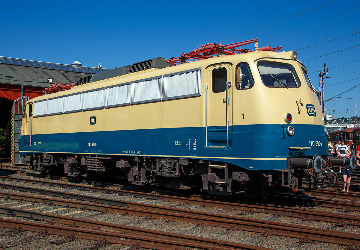 Die DB 110 300-1 (91 80 6110 300-1 D-DB), ex DB E 10 300, wurde am 24.08.2019 beim alljährliche Lokschuppenfest im Südwestfälischen Eisenbahnmuseum in Siegen präsentiert.

Die Bügelfalten E 10 wurde 1963 von der Krauss-Maffei AG in München-Allach unter der Fabriknummer 1897, der elektrische Teil ist von Siemens-Schuckert-Werke (SSW) in Berlin. Ihre letzte Einsatzfahrt hatte die Lok 2010. Seit 2011 ist sie vom DB Museum eine Dauerleihgabe an den Verein Baureihe E10 e.V. und beim Museum Koblenz-Lützel abgestellt. Im Jahr 2015 wurde die Lok in ozeanblau/beige um lackiert. Sie ist funktionsfähig hat aber kein HU.

Zur Erprobung von Komponenten für die DB-Baureihe E 03 wurden die Lokomotiven E 10 299 und E 10 300 für das Bundesbahn-Zentralamt München umgebaut.  Die Lokomotiven erreichten auf der Messstrecke von Bamberg nach Forchheim 1963 die Höchstgeschwindigkeit von 200 km/h. Bis zum November 1971 besaß die 110 300-1 Versuchsdrehgestelle für 200 km/h. Auch wurden auf ihr diverse Versuchsstromabnehmer erprobt. Zudem besaß sie NBÜ (Notbremsüberbrückung) und eP-Bremse (Elektropneumatische Bremse).

TECHNISCHE DATEN:
Spurweite: 1.435 mm
Achsanordnung:   Bo´Bo´   
Länge über Puffer:  16.440 mm 
Drehzapfenabstand:   7.900 mm   
Achsstand in den Drehgestellen:  3.400 mm   
Dienstgewicht:  86 t   
Achslast: 21 t   
Höchstgeschwindigkeit (zul.):  140 Km/h (Anfangs 200 km/h)
Anfahrzugkraft: 275 kN
Nennleistung:  3.700 kW (5.032 PS)
Anzahl Fahrmotoren  4   
Antriebsart: Gummiringfeder mit einseitigem Stirnradgetriebe   
Länge über Puffer:  16.440 mm 
Drehzapfenabstand:   7.900 mm   
Achsstand in den Drehgestellen:  3.400 mm   
Kleinster befahrbarer Radius:  100 m   
Stromsystem:  Einphasen-Wechselstrom 15 000 V, 16 2/3 Hz 
Elektrische Bremse: Gleichstrom-Widerstandsbremse
