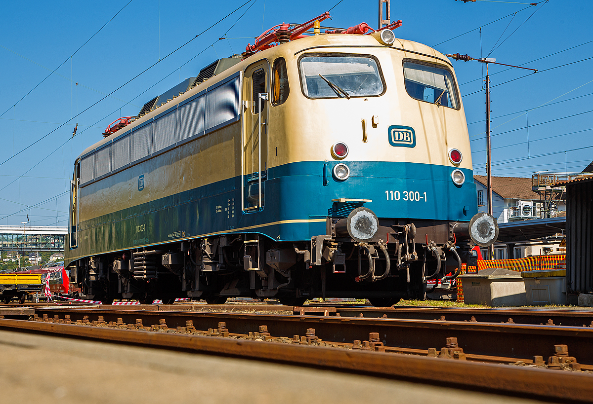 Die DB 110 300-1 (91 80 6110 300-1 D-DB), ex DB E 10 300, wurde am 24.08.2019 beim alljährliche Lokschuppenfest im Südwestfälischen Eisenbahnmuseum in Siegen präsentiert.

Die Bügelfalten E 10 wurde 1963 von der Krauss-Maffei AG in München-Allach unter der Fabriknummer 1897, der elektrische Teil ist von Siemens-Schuckert-Werke (SSW) in Berlin. Ihre letzte Einsatzfahrt hatte die Lok 2010. Seit 2011 ist sie vom DB Museum eine Dauerleihgabe an den Verein Baureihe E10 e.V. und beim Museum Koblenz-Lützel abgestellt. Im Jahr 2015 wurde die Lok in ozeanblau/beige um lackiert. Sie ist funktionsfähig hat aber kein HU.

Zur Erprobung von Komponenten für die DB-Baureihe E 03 wurden die Lokomotiven E 10 299 und E 10 300 für das Bundesbahn-Zentralamt München umgebaut.  Die Lokomotiven erreichten auf der Messstrecke von Bamberg nach Forchheim 1963 die Höchstgeschwindigkeit von 200 km/h. Bis zum November 1971 besaß die 110 300-1 Versuchsdrehgestelle für 200 km/h. Auch wurden auf ihr diverse Versuchsstromabnehmer erprobt. Zudem besaß sie NBÜ (Notbremsüberbrückung) und eP-Bremse (Elektropneumatische Bremse).

TECHNISCHE DATEN:
Spurweite: 1.435 mm
Achsanordnung:   Bo´Bo´   
Länge über Puffer:  16.440 mm 
Drehzapfenabstand:   7.900 mm   
Achsstand in den Drehgestellen:  3.400 mm   
Dienstgewicht:  86 t   
Achslast: 21 t   
Höchstgeschwindigkeit (zul.):  140 Km/h (Anfangs 200 km/h)
Anfahrzugkraft: 275 kN
Nennleistung:  3.700 kW (5.032 PS)
Anzahl Fahrmotoren  4   
Antriebsart: Gummiringfeder mit einseitigem Stirnradgetriebe   
Länge über Puffer:  16.440 mm 
Drehzapfenabstand:   7.900 mm   
Achsstand in den Drehgestellen:  3.400 mm   
Kleinster befahrbarer Radius:  100 m   
Stromsystem:  Einphasen-Wechselstrom 15 000 V, 16 2/3 Hz 
Elektrische Bremse: Gleichstrom-Widerstandsbremse