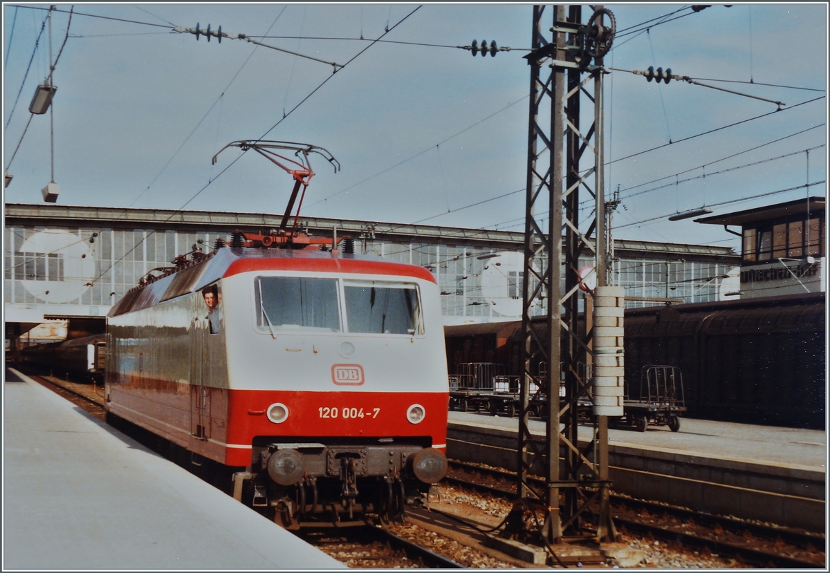 Die DB 120 004-7 ist mit einem IC in München eingetroffen, der IC wurde herausgezogen und die 120 004-7 erscheint nun in ihrem Glanz bei der Ausfahrt aus der Bahnhofshalle.

18. Mai 1984