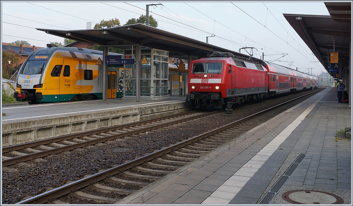 Die DB 120 205-0 mit einem RE von Rostock nach Hamburg trifft in Schwerin auf den ODEG KISS ET 445.111 nach Berlin.
23. Sept. 2017