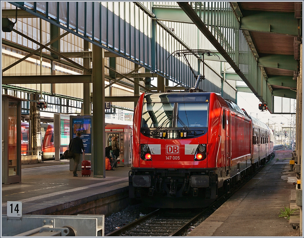 Die DB 147 005 wartet mit ihremn n-Wagen in Stuttgart auf die Abfahrt.
5. Okt. 2017