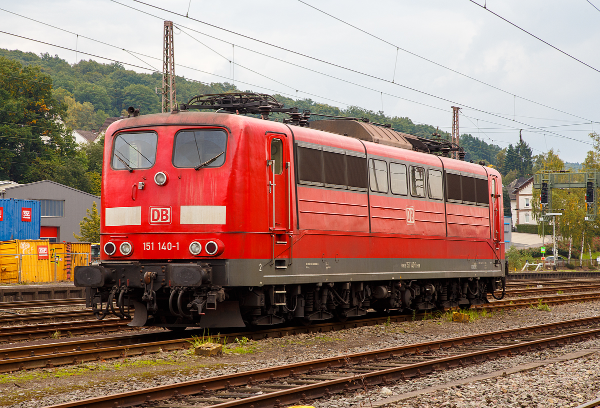 Die DB 151 140-1 (91 80 6151 140-1 D-DB) ist am 24.09.2017 in Kreuztal in der Abstellgruppe abgestellt. Hier hat sie noch die UIC-Nummer der DB, wobei sie eigentlich schon zum 01.01.2017, als 91 80 6151 140-1 D-Rpool zur Railpool zählt. Denn zum 01.01.2017 wurden je 100 sechsachsige elektrische Altbau-Lokomotiven der Baureihen 151 und 155 an den Lokvermieter Railpool verkauft. Die DB Cargo mietet daraufhin 100 Loks von Railpool wieder an.

Die Lok wurde 1976 von Krauss-Maffei in München-Allach unter der Fabriknummer 19808 gebaut (elektrischer Teil von Siemens) und an die DB geliefert. 