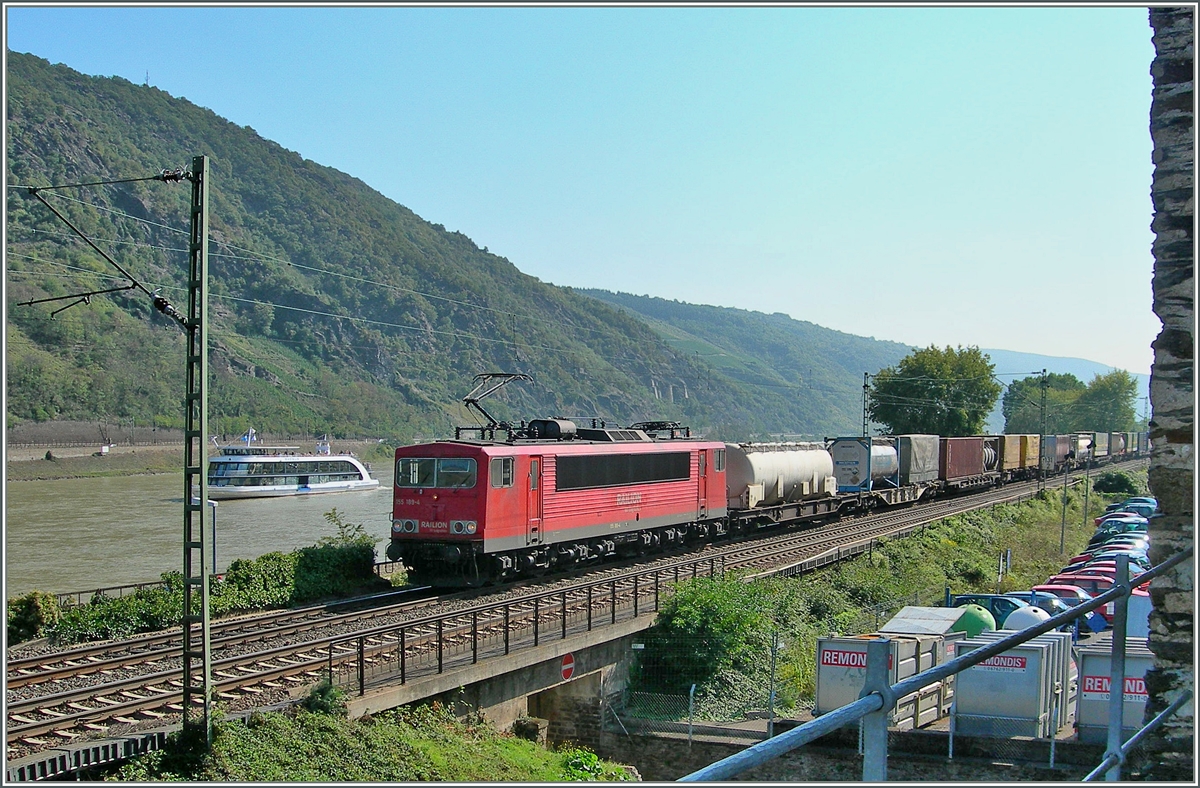 Die DB 155 101-4 mit einem Güterzug am Rhein bei Oberwesel. Schade war das Schiff etwas zu schnell.
22 Sept. 2006