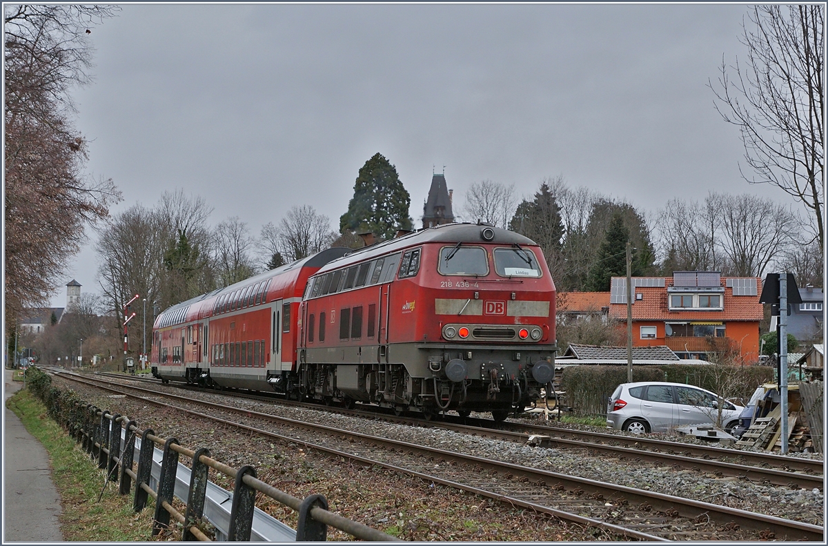 Die DB 218 436-4 schiebt zwischen Lindau Hbf und Lindau Aechbach ihren kurzen RE in Richtung Aulendorf.

Im Hintergrund ist das Einfahrsignal von Lindau Aeschbach zu erkennen. 

14. März 2019