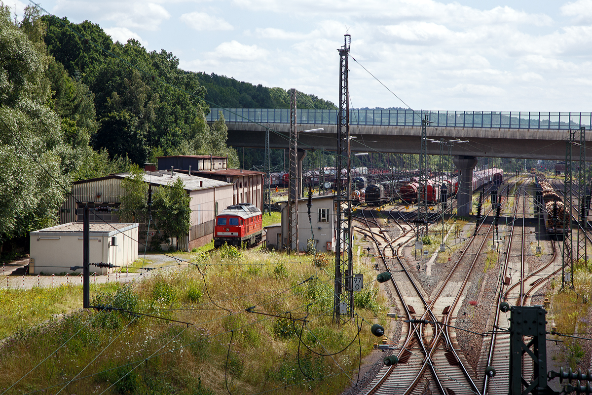Die DB 232 589-2 (92 80 1232 589-2D-DB) der DB Cargo Deutschland AG, ex DR 132 589-3 ist am 30.07.2021 beim Rangierbahnhof Kreuztal abgestellt. 

Die Ludmilla bzw. DR V 300 wurde 1979 von Lokomotivfabrik Oktober-Revolution, Woroschilowgrad  (Sowjetunion) unter der Fabriknummer 0870 und als 132 589-3 an die DR geliefert.

Der Rangierbahnhof Kreuztal ist momentan �ber Ruhr-Sieg-Strecke (KBS 440) nicht erreichbar, zwischen Siegen und Kreuztal ist die Strecke wegen Baustelle unterbrochen, und zwischen Werdohl und Hagen wegen der Unwettersch�den, auf der Strecke ist es zu Gleis�ber- und Gleisuntersp�lungen gekommen. So ist der G�terverkehr nur mit Dieselloks �ber die Bahnstrecke Kreuztal - C�lbe (Rothaarbahn und Obere Lahntalbahn) m�glich.
