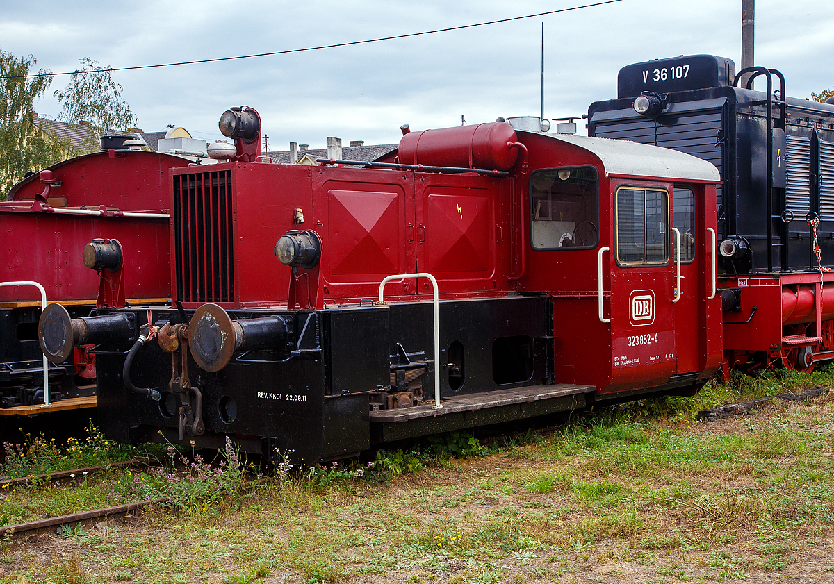
Die DB 323 852-4, ex DB Köf 6782, im DB Museum in Koblenz am 04.09.2020
Die Köf II wurde 1960 von Jung, Jungenthal bei Kirchen a.d. Sieg unter der Fabriknummer 13220 gebaut und als Köf 6782 ausgeliefert. Die Umbezeichung erfolgte 1968, in Köln-Gremberg wurde sie 1998 ausgemustert.
Die Lok hat eine Leitung von 128 PS und eine Höstgeschwindigkeit von 45 km/h.

Diese Loks waren sehr klein, sie hatten Regelspurbreite, füllten aber das Lichtraumprofil nach oben nur zur Hälfte aus. Dadurch konnten sie zur Überführung auf Flachwagen verladen werden.
