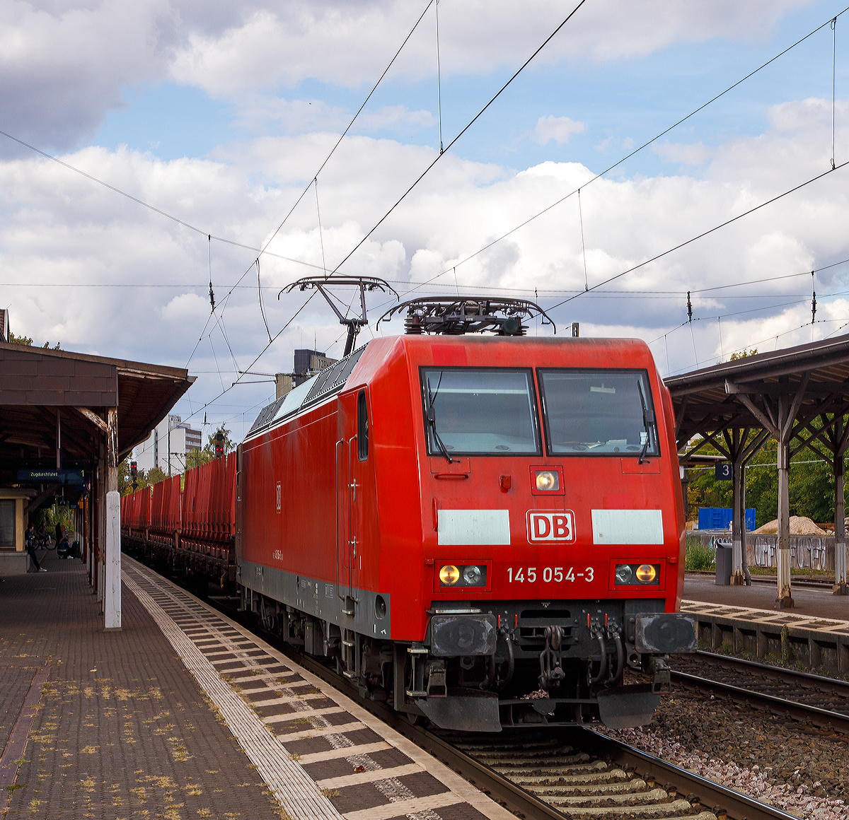 
Die DB Cargo 145 054-3 (91 80 6145 054-3 D-DB) f�hrt am 15.09.2018 mit einem G�terzug durch den Bahnhof Bonn-Beuel in Richtung S�den.