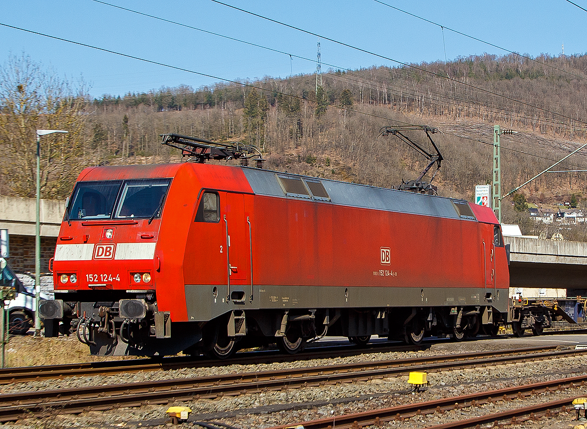 Die DB Cargo 152 124-4 (91 80 6152 124-4 D-DB) fährt am 24.03.2021 mit leeren Containertragwagen durch Niederschelden in Richtung Köln. 

Die Siemens ES64F wurde 2000 von Siemens in München-Allach unter der Fabriknummer 20251 für die DB Cargo AG gebaut.
