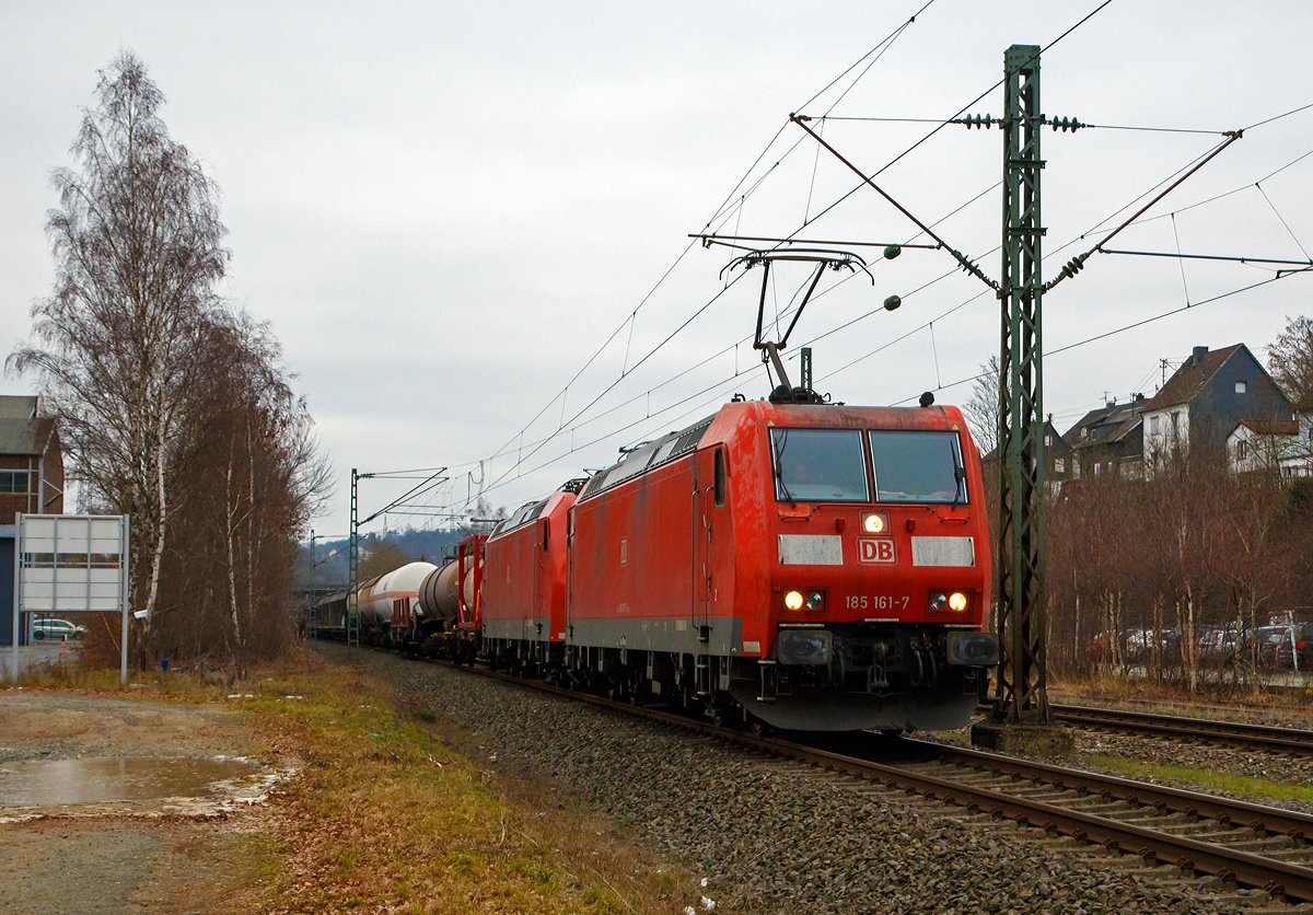 
Die DB Cargo 185 161-7 zieht am 15.12.2018 die kalte 185 001-5 und einen gemischten Güterzug durch Siegen-Eiserfeld in Richtung Köln.