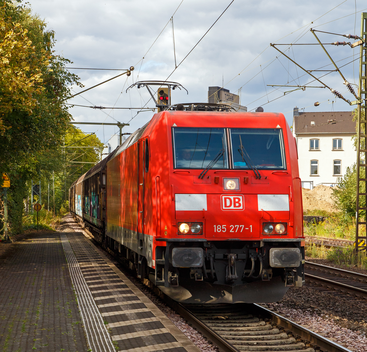
Die DB Cargo 185 277-1 (91 80 6185 277-1 D-DB) fährt am 15.09.2018 mit einem gedeckten Güterzug durch den Bahnhof Bonn-Beuel in Richtung Süden.