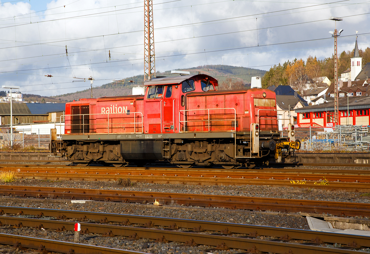 
Die DB Cargo 294 847-9 (eine V90 remotorisiert, ex DB 290 347-4) kommt am 29.11.2019 von Ferndorf und fährt nun in Kreuztal zum Rangierbahnhof.

Die V90 wurde 1973 bei MaK in Kiel unter der Fabriknummer 1000622 gebaut und als 290 347-4 an die DB geliefert. 1997 erfolgte der Umbau mit Funkfernsteuerung und die Umzeichnung in DB 294 347-0.

Die Remotorisierung mit einem MTU-Motor 8V 4000 R41, Einbau einer neuen Lüfteranlage, neuer Luftpresser und Ausrüstung mit dem Umlaufgeländer erfolgten 2005 bei der DB Fahrzeuginstandhaltung GmbH im Werk Cottbus. Daraufhin erfolgte die Umzeichnung in DB 294 847-9. Die kompl. NVR-Nummer 98 80 3 294 847-9 D-DB bekam sie dann 2007.