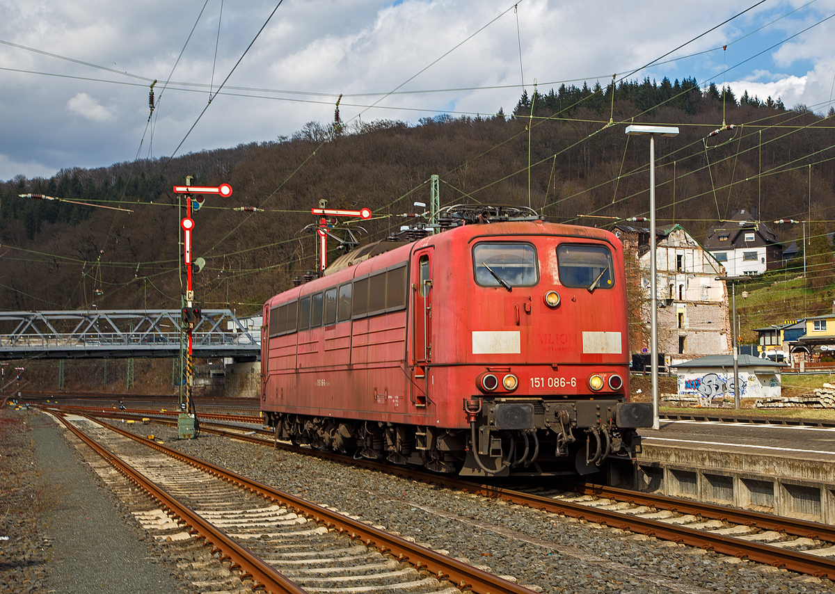 Die DB Cargo AG vermietete Railpool 151 086-6 (91 80 6151 086-6D-Rpool), am 26.03.2021 als Lz beim Manöver (Gleiswechsel) im Bahnhof Dillenburg.

Die Lok wurde 1975 von Krupp unter der Fabriknummer 5336 gebaut und an die Deutsche Bundesbahn geliefert. Bis 31.12.2016 gehörte sie zur DB Cargo AG. Zum 01.01.2017 wurden je 100 sechsachsige elektrische Altbau-Lokomotiven der Baureihen 151 und 155 an ein Konsortium aus dem Lokvermieter Railpool verkauft. Die DB Cargo mietet daraufhin 100 Loks von Railpool wieder an. Die anderen Maschinen werden dem freien Markt angeboten.
