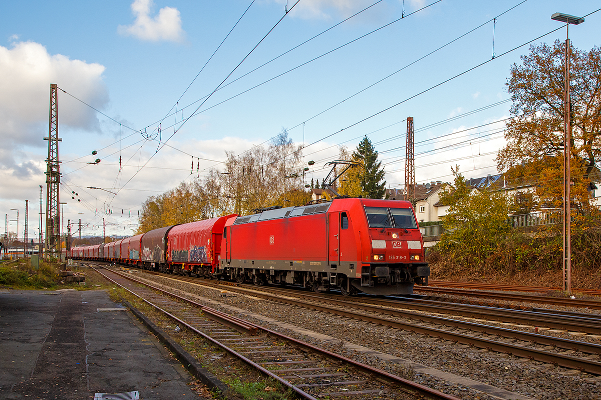 
Die DB Cargo185 318-3 (91 80 6185 318-3 D-DB) erreicht am 04.11.2020 mit einem lagen Coilzug Kreuztal.