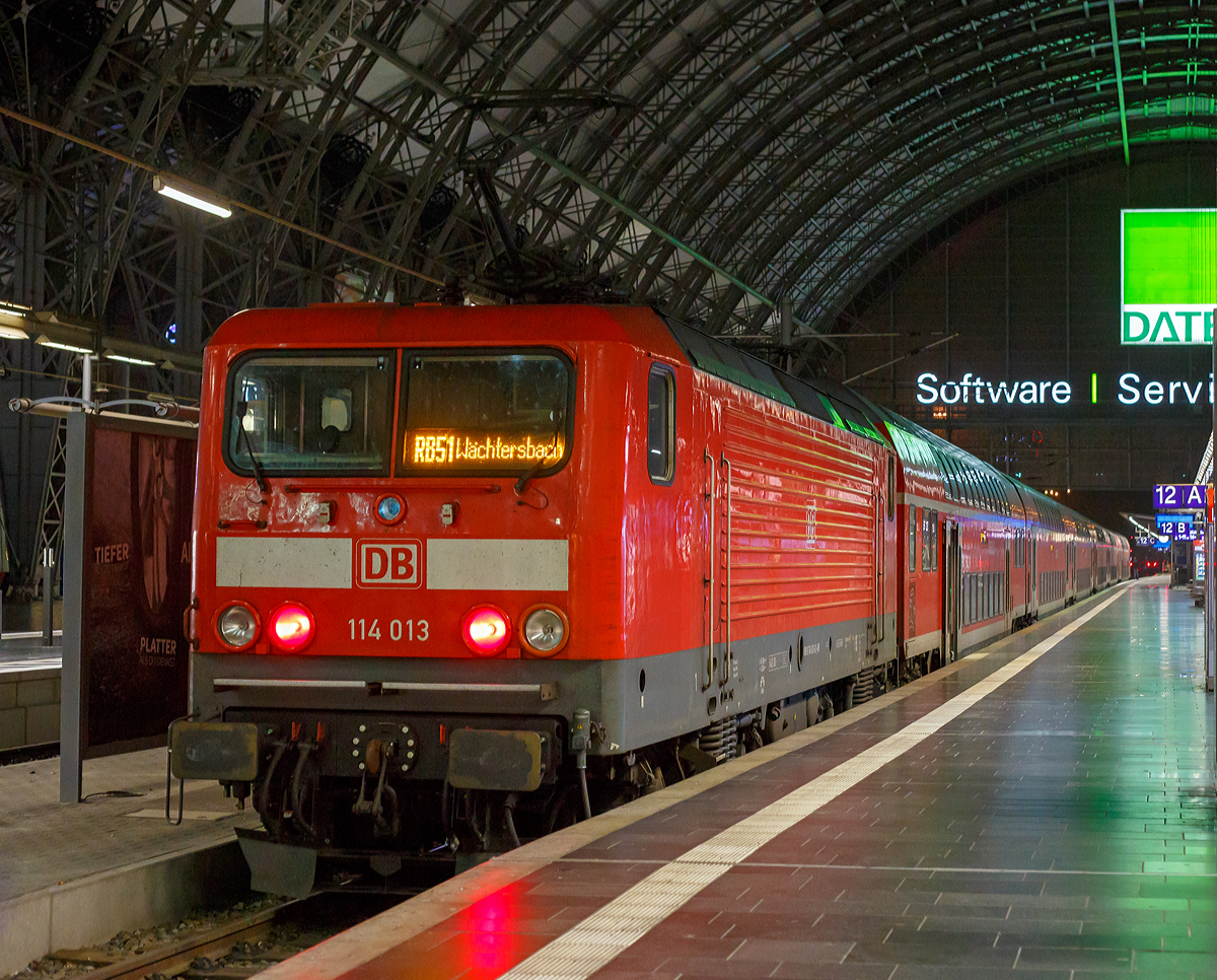 
Die DB Regio 114 013 (91 80 6114 013-6 D-DB, ex DR 112 013-8, steht am sehr frühen Morgen des 01.11.2019 (0:47 Uhr) im Hbf Frankfurt am Main, als RB 51 “Kinzigtalbahn“ nach Wächtersbach, zur Abfahrt bereit.

Die Lok wurde 1991 bei LEW (VEB Lokomotivbau Elektrotechnische Werke „Hans Beimler“, ab 1992 AEG Schienenfahrzeuge Hennigsdorf GmbH) in Hennigsdorf unter der Fabriknummer 21306 gebaut und als DR 112 013-8 an die Deutsche Reichsbahn geliefert, ab 1994 dann DB 112 013-8. Mit dem Übergang zur DB Regio wurde sie dann 2000 in 114 013-6 ungezeichnet.  
