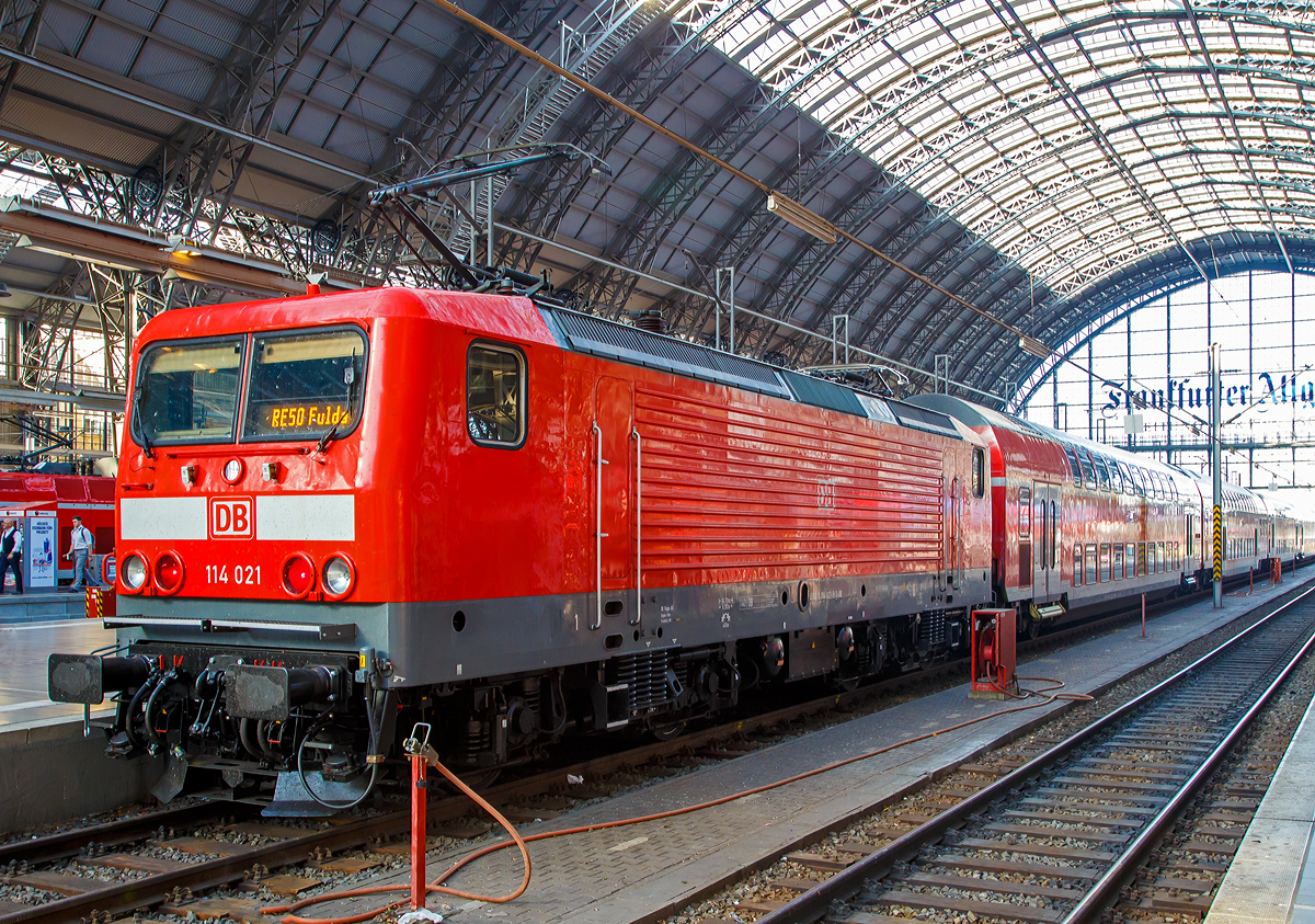 
Die DB Regio 114 021 (91 80 6114 021-9 D-DB), ex DR 112 021-1, steht am 01.08.2019, mit dem RE 50  Kinzigtalbahn  nach Fulda, im Hbf Frankfurt am Main zur Abfahrt bereit.

Die Lok wurde 1991 bei LEW (VEB Lokomotivbau Elektrotechnische Werke „Hans Beimler“, ab 1992  AEG Schienenfahrzeuge Hennigsdorf GmbH) in Hennigsdorf unter der Fabriknummer 21314 gebaut und als DR 112 021-1 an die Deutsche Reichsbahn geliefert, ab 1994 dann DB 112 021-5. Mit dem Übergang zur DB Regio wurde sie dann 2000 in 114 021-1ungezeichnet.  