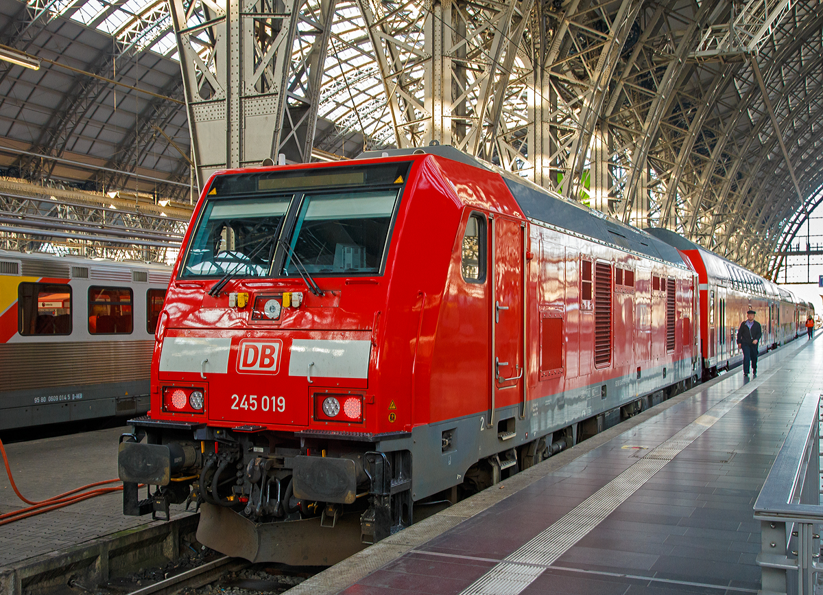 
Die DB Regio 245 019 (92 80 1245 019-5 D-DB) am 01.08.2019 mit einem Regionalzug im Hbf Frankfurt am Main.

Die TRAXX P160 DE ME wurde 2014 von der Bombardier Transportation GmbH in Kassel unter der Fabriknummer 35018 gebaut.

Die Lokomotiven der BR 245, vom Hersteller Bombardier als TRAXX P160 DE ME bezeichnet, sind vierachsige dieselelektrische ( ME ) Lokomotiven der Achsfolge Bo´Bo´ sind vorwiegend für den Personenverkehr, mit einer Höchstgeschwindigkeit bis zu160 km/h( P160 ), vorgesehen. Die Lok verfügen im Gegensatz zur Baureihe 246 (TRAXX P160 DE) nicht über einen Großdieselmotor, sondern über vier kleine Dieselmotoren und Generatoren ( ME  = Multi Engine). Die bei verschiedenen industriellen Anwendungen bereits eingesetzten, vier Dieselmotoren vom Typ CAT C18 ACERT besitzen eine Nennleistung von jeweils 563 kW (765 PS). Diese werden kostengünstig in großen Stückzahlen gefertigt und erfüllten bereits die EU-Abgasnorm der Stufe IIIB ohne aufwändige Nachentwicklungen.Durch das elektronisch gesteuerte Zu- und Abschalten einzelner Motoren im Betrieb soll Kraftstoff gespart, sowie eine gleichmäßige Abnutzung erreicht werden. Bei der ersten Serie der für die DB gelieferten Lokomotiven (245 001–020) wird das Abschalten einzelner Dieselmotoren betrieblich nicht benötigt, stattdessen wurde das Motor-Management verändert.

Über 70 Prozent der Bauteile sollen aus dem bestehenden Traxx-Programm stammen. Auch der Lokomotivkasten ist aus der Traxx-Familie abgeleitet. Die DB wählte die TRAXX P160 DE ME als Nachfolgemuster für die Baureihe 218 und schloss 2011 einen Rahmenvertrag mit BOMBARDIER über die Beschaffung von 200 Loks, die als Baureihe 245 geführt wurden, ab.

Als weiterer Vorteil gelten die leichte Austauschbarkeit der Motor-Generator-Einheiten sowie die hohe Ausfallsicherheit der Loks. Dabei wurde jeder Motor mit einem permanent erregten Generator in einem  Power Pack  zusammengefasst, das sich als komplette Einheit austauschen lässt. Auf jeder Fahrzeugseite sind zwei Power Packs angeordnet, der gesamte Maschinenraum ist von einem Mittelgang längs durchzogen.

TECHNISCHE DATEN der BR 245 DB Regio-Version:
Hersteller: Bombardier Transportation
Baujahre: ab 2012
Spurweite: 1.435 mm
Achsfolge: Bo´Bo´
Länge über Puffer: 18.900 mm
Drehzapfenabstand: 10.440 mm (virtuell)
Achsabstand im Drehgestell: 2.600 mm
Treibraddurchmesser: 1.250 mm (neu) / 1.170 mm (abgenutzt)
Breite: 2.977 mm
Höhe: 4.256 mm
Gewicht: 81 t (DB Version)
Radsatzlast: 21 t
Maximale Geschwindigkeit: 160 km/h
Anfahrzugkraft: 300 kN
Bremskraft: 150 kN
Kraftübertragung: dieselelektrisch
Leistung: 4 x 563 kW (765 PS) = 2.252 kW (3.062 PS)
Dieselmotore: 4 x 6-Zylinder Caterpillar CAT C18 ACERT
Tank: 2.700 l (bei DB Regio), DB SyltShuttle 4.230 l
Antrieb: Tatzlagerantrieb
Bauart der Bremsen: Druckluftbremse, Feststellbremse, Dynamische Bremse
