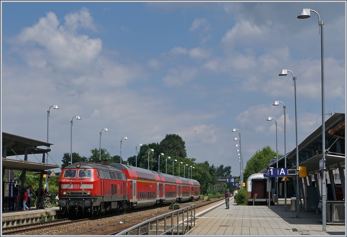 Die DB V 218 436-4 erreicht mit ihrem IRE 4225 von Stuttgart nach Lindau den Halt Meckenbeuren. Neben dem recht vielfälltigen Betrieb gefielen mir in Meckenbeuren besonders die Bahnsteiglampen.
16. Juli 2016