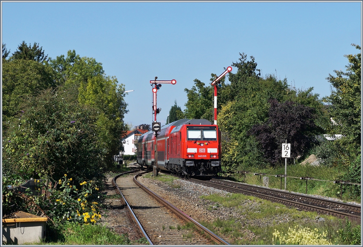 Die DB V 245 035 verlässt mit ihrem IRE nach Laupheim West den letzten Bahnhof in Bayern, Nonnenhorn, und wird in wenigen Minuten Kressbronn in Baden Württemberg erreichen. 

25. Sept. 2018