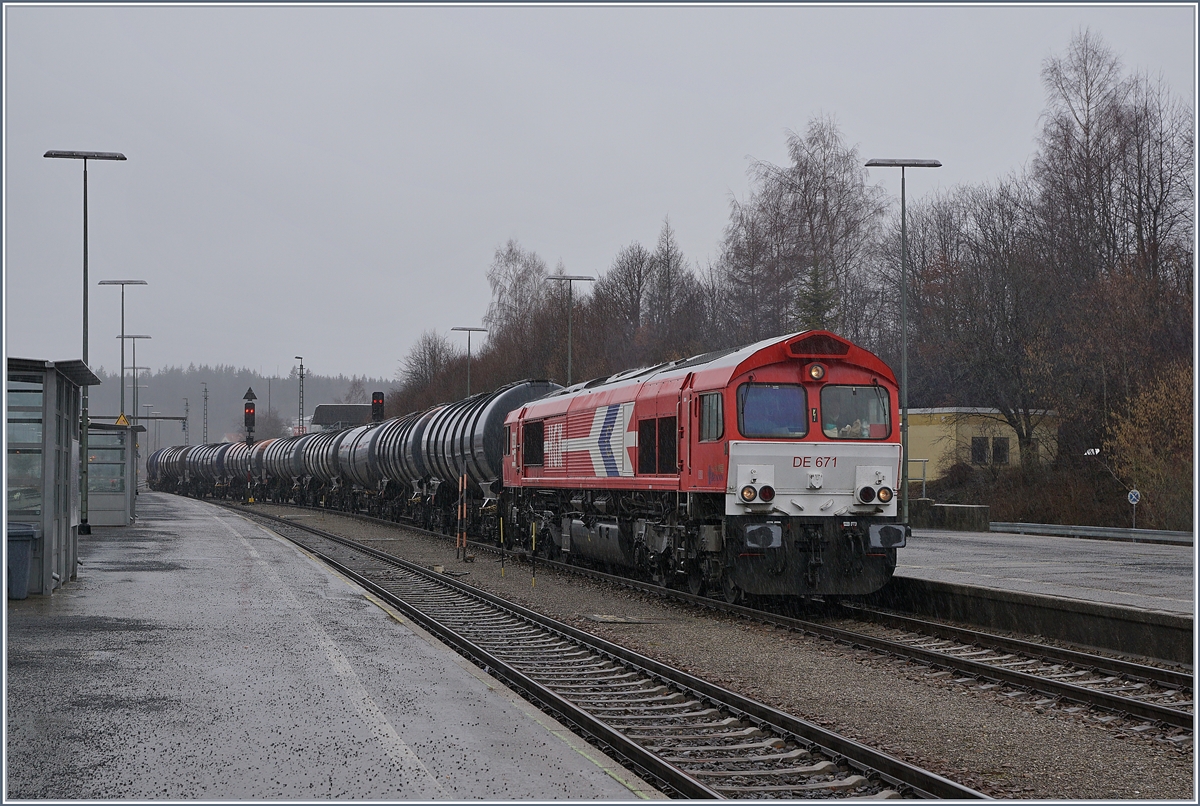 Die DE 671 (UIC 92 80 1266 071-0 D-RHC) rangiert in Kempten.

15. M�rz 2019