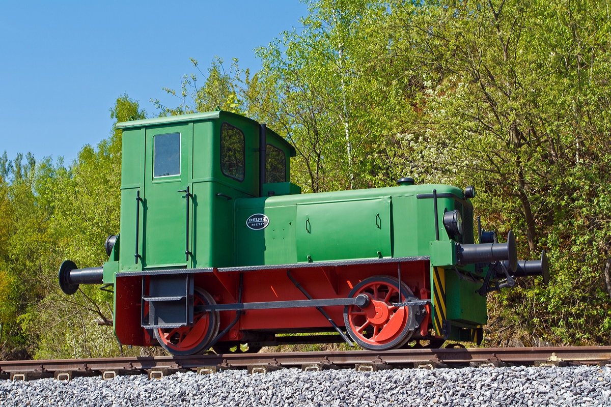 
Die Deutz 57057 vom Typ Deutz KS 55 B, als Denkmallok der Schaefer Kalk GmbH & Co. KG, Werk Steeden (Runkel-Steeden), am 05.05.2013. 

Die 55 PS-Diesel-Rangier-Lokomotive mit luftgek�hltem Motor wurde 1959 von Deutz unter der Fabriknummer 57057 gebaut und an die Westdeutsche Kalk- & Portlandzementwerke, Werk Stolberg, geliefert, in den 1990er Jahren kam sie RWK (Rheinisch-Westf�lische Kalkwerke AG), Werk Steeden, heute Schaefer Kalk GmbH & Co. KG.  

Die Deutz Typenbezeichnung  KS 55 B zeigt, dass es sich um Kleinlok  (K) mit Stangenantrieb (S) mit 55 PS Leistung  und zwei Achsen (B) handelt. Die fr�here Bezeichnung war A4L 514 R 

TECHNISCHE DATEN:
Spurweite: 1.435 mm
Achsfolge: B-dm
L�nge �ber Puffer: 5.730 mm
Achsstand: 2.500 mm
gr��te Breite: 2.538 mm
gr��te H�he �ber Schienenoberkante: 3.017 mm
Dienstgewicht: 14.000 kg
Achslast: 7 t
MOTOR:
Motorart: luftgek�hlter 4-Zylinder-Viertakt-Diesel-Reihenmotor
Motortyp: Deutz A4L 514
Bohrung/Hub: 110mm / 140 mm 
Hubraum: 5.322 cm3 (5,322 l)
Leistung: 55 PS
Motordrehzahl: 1.500 1-min
Getriebe: Deutz Viergang mechanisch (Zahnrad)
H�chstgeschwindigkeit: 14,5 km/h
gebaute St�ckzahl: 70
