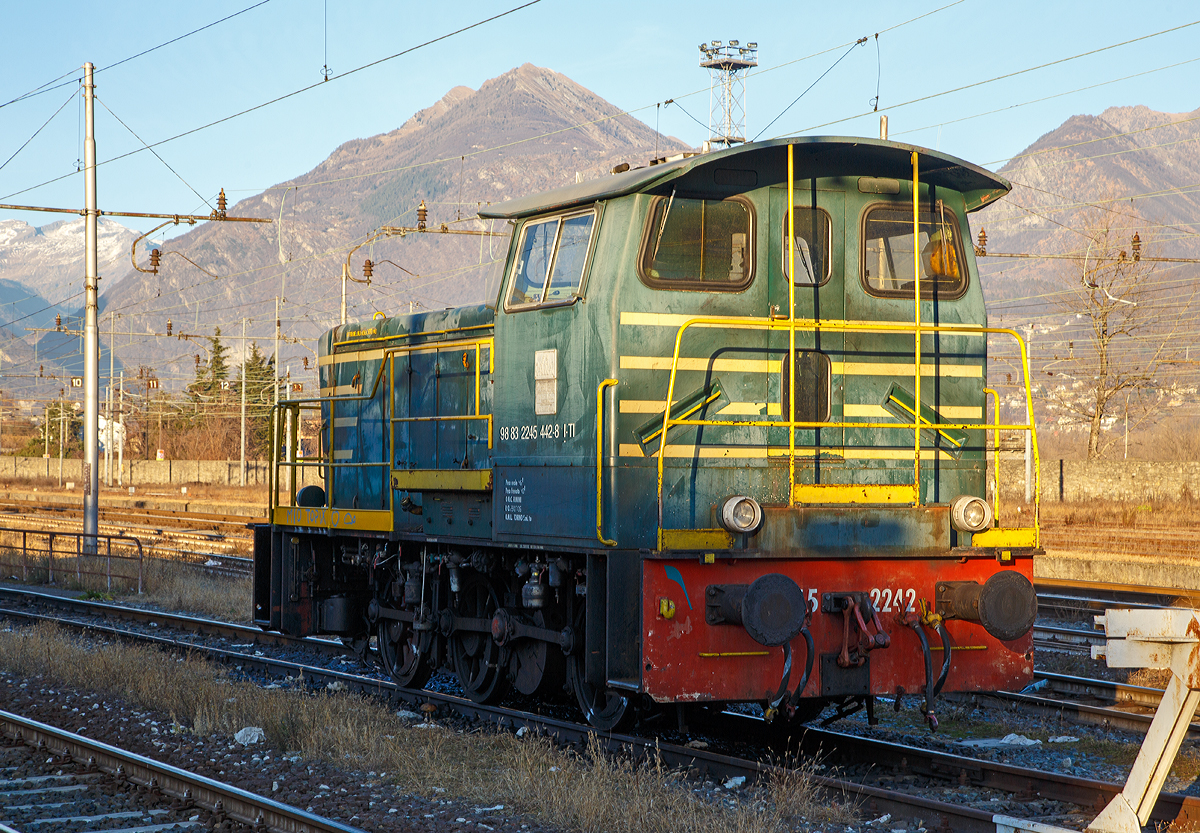 
Die Dieselrangierlok D.245.442-8 (98 83 2245 442-8 I-TI) der Trenitalia (100-prozentige Tochtergesellschaft der FS), ex FS 245.2242, abgestellt am 27.12.2015 im Bahnhofsareal in Domodossola.

Die FS (Ferrovie dello Stato Italiane S.p.A. / Italienische Staatseisenbahnen AG) führte 1963 die Reihe D.245 als leistungsfähigste Rangierlok ein. Die dreiachsigen Kraftpakete (Achsfolge C) wurden von verschiedenen Firmen in unterschiedlichen Formen geliefert. 

Die Formen ergeben sich aus den unterschiedlichen Serien, Herstellern und Baujahren und sind wie folgt:
245.6001–6124, Baujahre 1963 bis 1969, Cantieri Navali Riuniti/OM/Jenbacher Werke
245.0001–0058, Baujahre 1964 bis 1968, Hersteller: Antonio Badoni/OM
245.1001–1020, Baujahre 1964 bis 1968, Hersteller: OM/FIAT-Mercedes-Benz
245.2001–2020, Baujahr 1966, Hersteller: Officine Meccaniche Reggiane/Breda
245.2101–2286, Baujahre 1976 bis 1987, Hersteller: Breda/Antonio Badoni/Greco/Ferrosud/IMMER
245.8001–8003, Baujahre 1958 bis 1962, dies waren später von der FS von einem Unternehmen erworben drei Lokomotiven vom Typ Jung R42C, die später zur Hafenbahn Genua kamen. 

Die hier gezeigte Lok 245.2242 wurde 1984 von Breda und Greco gebaut. Die Serie 245.2101–2286 ist optisch baugleich mit der Serie 245.20 aus dem Jahr 1966, nur geringe Modifikationen wurden vorgenommen und die Kuppelstangen-Lager wurden als Rollenlager ausgeführt, anstelle der Gleitlager.
                                                                                                                                                                                                                    
Sie hat ein hydraulisches Getriebe und Stangenantrieb. Die Achsen werden mittels Kuppelstangen von einer Blindwelle (zwischen der 2. Und 3. Achse) angetrieben. Die Lok hat einen, von 440 auf 370 kW, gedrosselten 12-Zylinderdieselmotor vom Typ Breda ID36, der die Leistung auf das Voith Strömungsgetriebe (hydrostatisch), vom Typ L24. Die Dauerabtriebsleistung beträgt 275 kW. Die Kraftübertragung erfolgt über eine zwischen dem 2. und 3. Radsatz liegenden Blindwelle, Blindwellenkurbeln an den beiden Blindwellenenden und Kuppelstangen auf die Räder der Lok.
 
Technische Daten:
Spurweite:  1.435 mm (Normalspur)
Achsformel:  C
Länge über Puffer: 9.240 mm
Achsabstände:  1.500 / 2.500 mm
Eigengewicht:  46 t
Höchstgeschwindigkeit:  64 km/h (im Rangiergang 32 km/h)
Motorleistung:  370 kW
Dauerleistung:  275 kW
Treibraddurchmesser:  1.040 mm