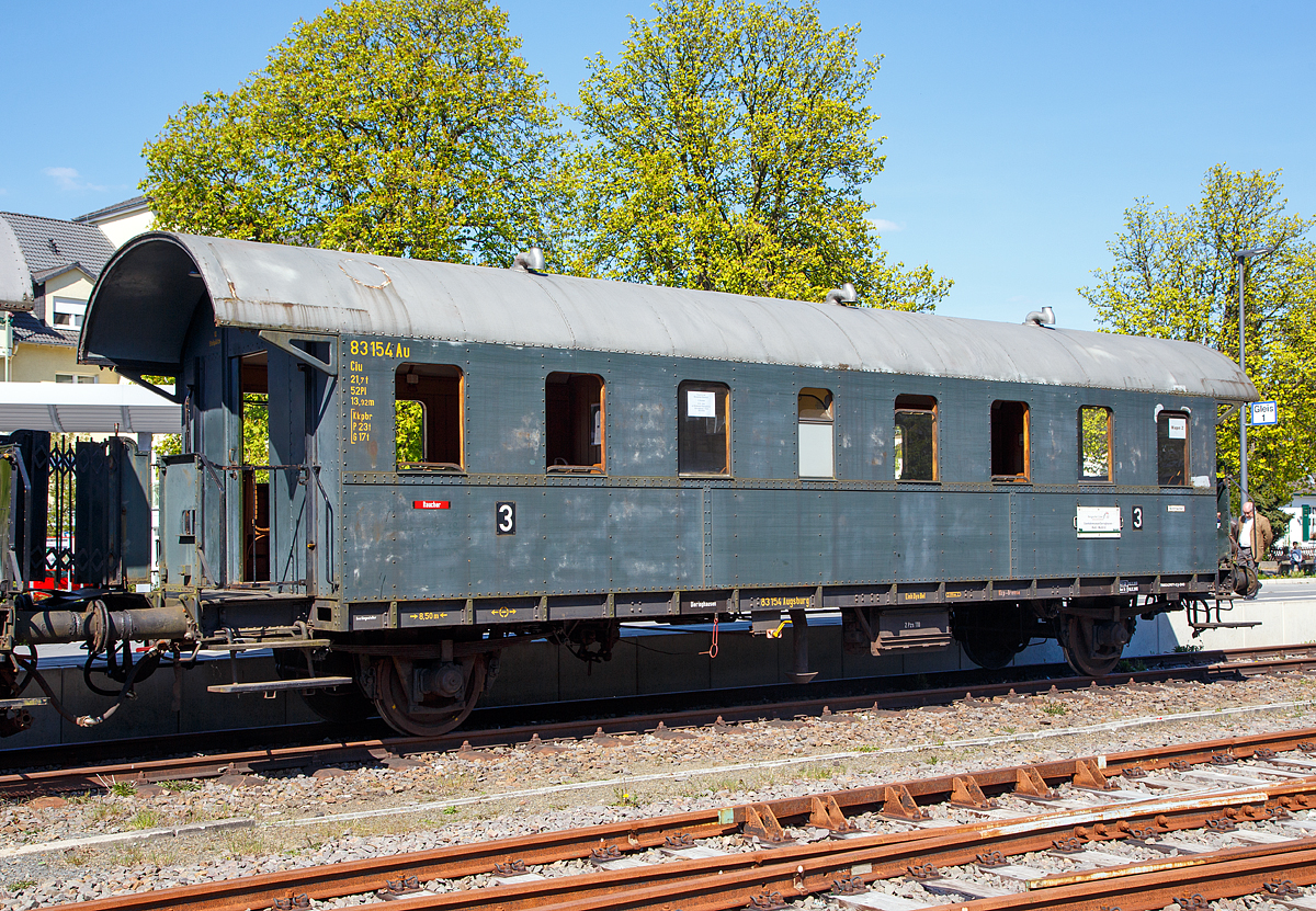 
Die Donnerbüchse 83 154 Augsburg (UIC 75 80 242 9071-3 D-EMD), der Gattung Ciu-27/28 des EM Dieringhausen (Dauerleihgabe der Osnabrücker Dampflokfreunde) am 05.05.2011 im Bf Wiehl, in dem Museumszug Bergischer Löwe. 

Dieser Wagen wurde 1928 von der Vereinigten Westdeutschen Waggonfabrik (Westwaggon) in Köln gebaut, er wurde als 4.-Klasse-Wagen Di-27 bestellt, jedoch schon als Ciu-27/28 mit 3.-Klasse-Sitzen ausgeliefert. Zunächst trug er die Betriebsnummer 41 512 und wurde in der Eisenbahndirektion Nürnberg (41512 Nürnberg) eingesetzt. 1930 bekam der Wagen die Nummer 83 154. 1963 wurde der Wagen als Bauzugwagen umgebaut (Wohn-Werkstattwagen 476) und zunächst unter der Nummer 8474 eingesetzt. Der Wagen wurde später von der Bayrisch- Schwäbischen Museumsbahnen erworben und 1989 dort aufgearbeitet. Nach einem dortigen Einsatz auf der Augsburger Lokalbahn kauften die Osnabrücker Dampflokfreunde den Wagen 1997 und arbeiteten ihn abermals auf.

Technische Daten:
Spurweite: 1.435 mm
Anzahl der Achsen: 2 
Sitzplätze: 52 
Eigengewicht: 21,7 t
Länge über Puffer:  13,92 m
Achsstand: 8,5 m
Bremse: Kkp-Bremse (Kunze-Knorr Personenzugbremse) mit Handbremse
Vmax:  90 km/h
Ehemalige Bezeichnungen: ex DRG 41 512 Nürnberg, ex DB 83 154 Au, ex DB 608099-28864-9 (Wohn-Werkstattwagen 476)