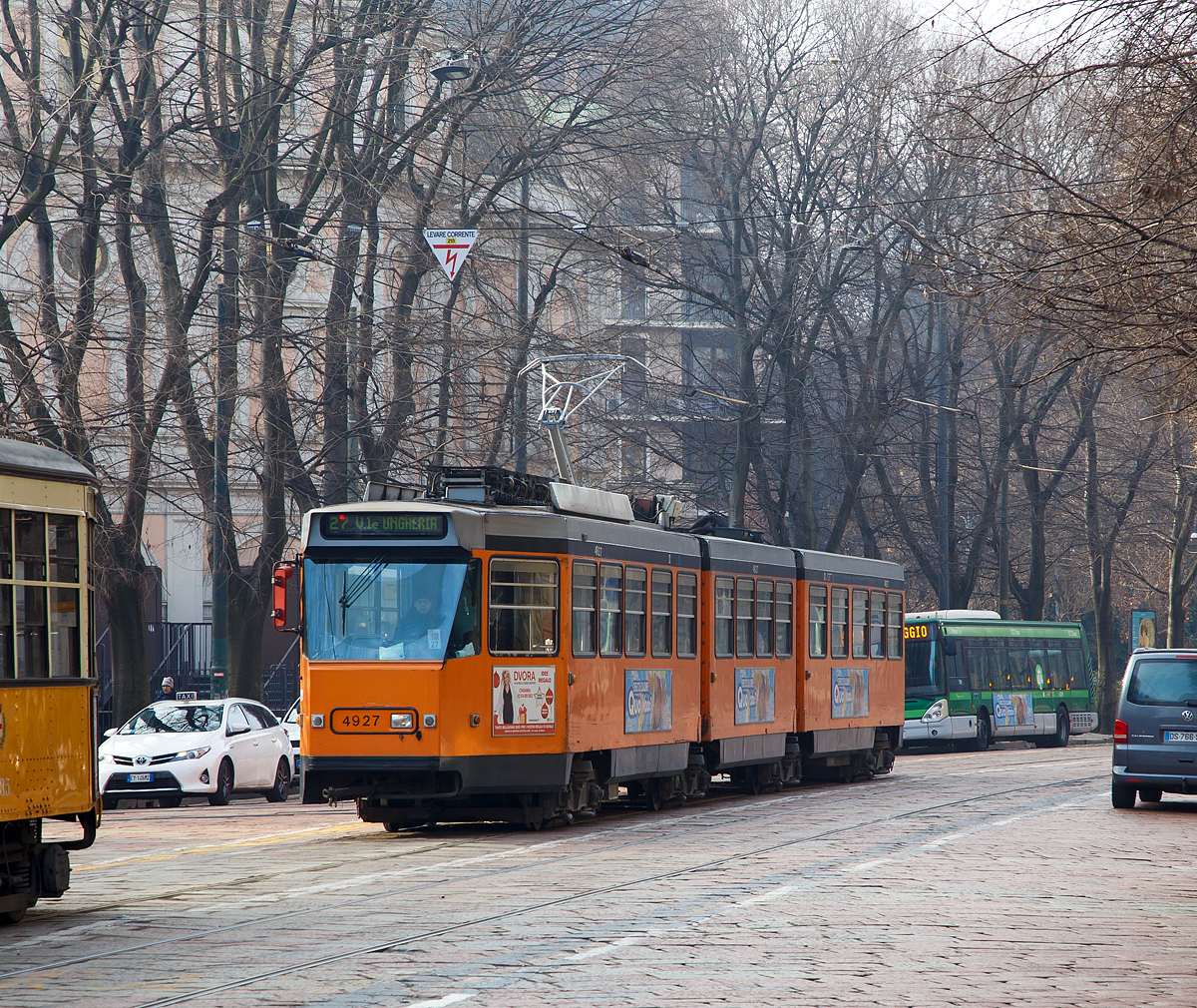 
Die dreiteilige  Jumbotram  4927 der ATM-Baureihe 4900 (ATM = Azienda Trasporti Milanesi S.p.A.) am 28.12.2015 als Linie 27 (Piazza VI Febbraio - Viale Ungheria) nahe der Haltestelle Piazza Castelli in Mailand. 

Diese dreiteiligen achtachsigen Triebwagen wurden zwischen 1976–1978 von der Gruppo Aziende Italiane (G.A.I.) gebaut. Bei der ersten Serie von 50 Stück (TW 4900 bis 4949) war Fiat Ferroviaria für die Konstruktion verantwortlich und die Elektrische Ausrüstung ist von Marelli-ASGEN. Bei der zweiten Serie von 50 Stück (TW 4950 bis 4999) war Stanga (II serie) für die Konstruktion verantwortlich und die Elektrische Ausrüstung ist von AEG.

Technische Daten:
Spurweite: 1.435 mm
Achsformel: Bo'2'2'Bo'
Stromsystem: 600 V DC (=)
Länge über alles: 29.210 mm 
Drehzapfenabstand: 7.200 mm 
Achsabstand in Drehgestell: 1.800 mm
Höhe: 3.750 mm
Breite: 2.380 mm
Fußbodenhöhe: 942 mm
Trei- und Laufbraddurchmesser: 690 mm
Dienstgewicht: 31,8 t
Sitzplätze: 60
Stehplätze: 210
Leistung: 2 x 145 kW (1. Serie) bzw. 2 x 148 kW (2. Serie)
Höchstgeschwindigkeit: 60km/h
Motoren: 2 Stück TIBB GLM 1354 K (1. Serie) bzw. 2Stück AEG USG 6456r1 (2. Serie)