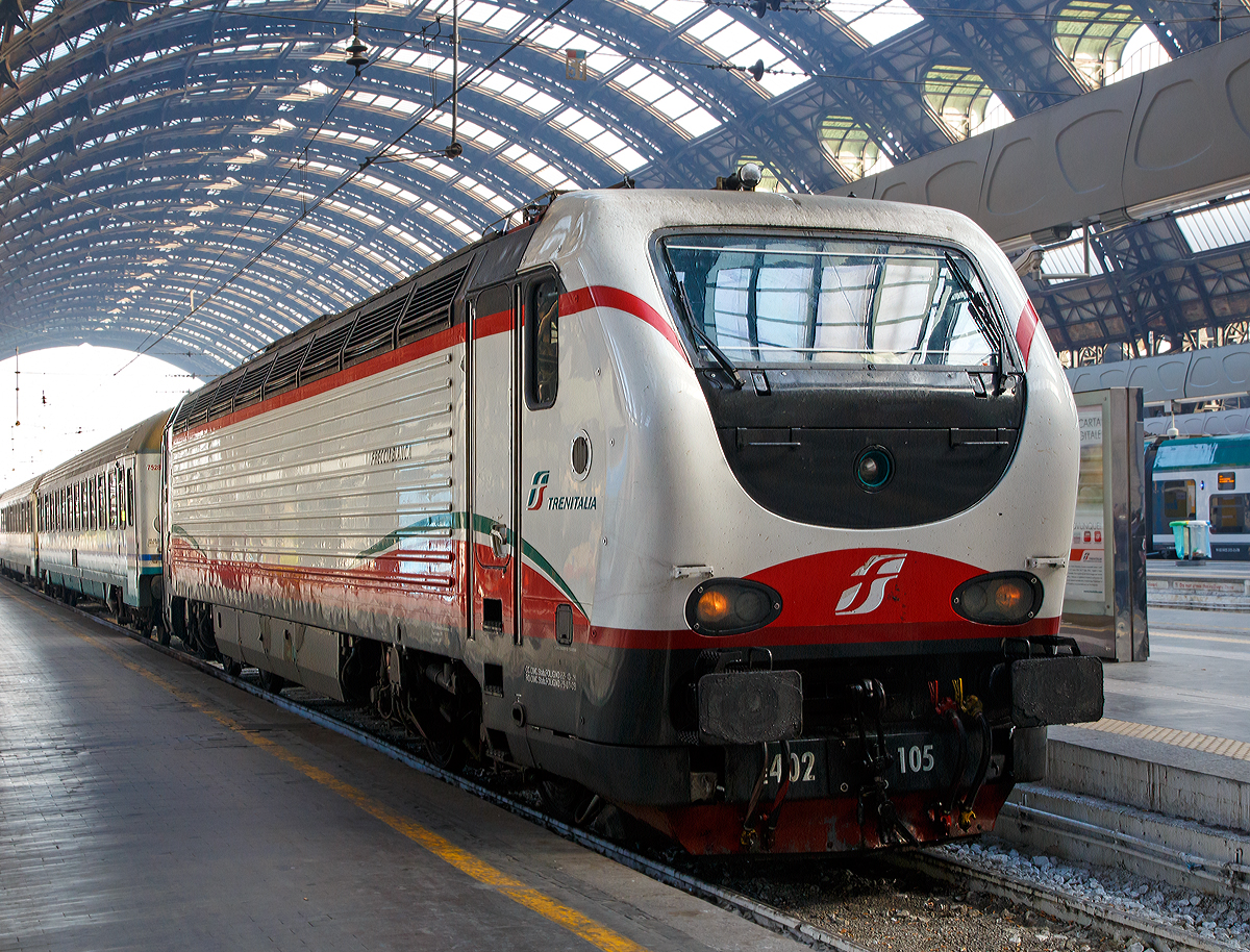 
Die E.402.105 (91 83 2402 105-7 I-TI) der Trenitalia (in Frecciabianca-Lackierung) mit einem IC am 29.12.2015 im Bahnhof Milano Centrale (Mailand Zentral).

Die FS E.402B ist eine Weiterentwicklung der E.402A, verfügt jedoch gegenüber ihrem Vorgängermodell zum Beispiel über ein höheres Gewicht sowie einen neu gestalteten und futuristischeren Wagenkasten. Die Höchstgeschwindigkeit ist jedoch mit 200 km/h etwas geringer als bei der E.402A (mit 220 km/h). Von den Lok wurden 80 Stück zwischen 1997 und 2000 von AnsaldoBreda und Sofer gebaut.

Die Baureihe E.402B ist eine Mehrstromlokomotive, sie kann unter 3000 V Gleichstromspannung, dem hauptsächlichen italienischen Bahnnetz, aber auch auf den italienischen Schnellfahrstrecken mit 25 kV, 50 Hz Wechselstrom fahren. Fernerhin kann sie unter 1500 V Gleichstrom betrieben werden, dann hat sie aber nur die halbe Leistung. 

Die Lok ist eine vollelektronische Chopperlokomotive, das heißt, wenn die Lokomotiven unter 3000 V DC fährt, wird der Strom mit Hilfe eines Zerhackers in Wechselstrom umändern, der dann schließlich die Motoren antreibt. 

Technische Daten:
Spurweite: 	1435 mm (Normalspur)
Achsformel: Bo'Bo'
Länge: 19.420 mm
Drehzapfenabstand: 10.450 mm
Fester Radstand: 2.850 mm
Dienstgewicht: 89 t
Höchstgeschwindigkeit: 200 km/h
Stundenleistung: 6.000 kW
Dauerleistung: 5.600 kW
Anfahrzugkraft: 280 kN
Treibraddurchmesser: 	1.250 mm
Stromsysteme: 3000 V DC, 25 kV - 50 Hz AC und 1500 V DC (bei halber Leistung)
