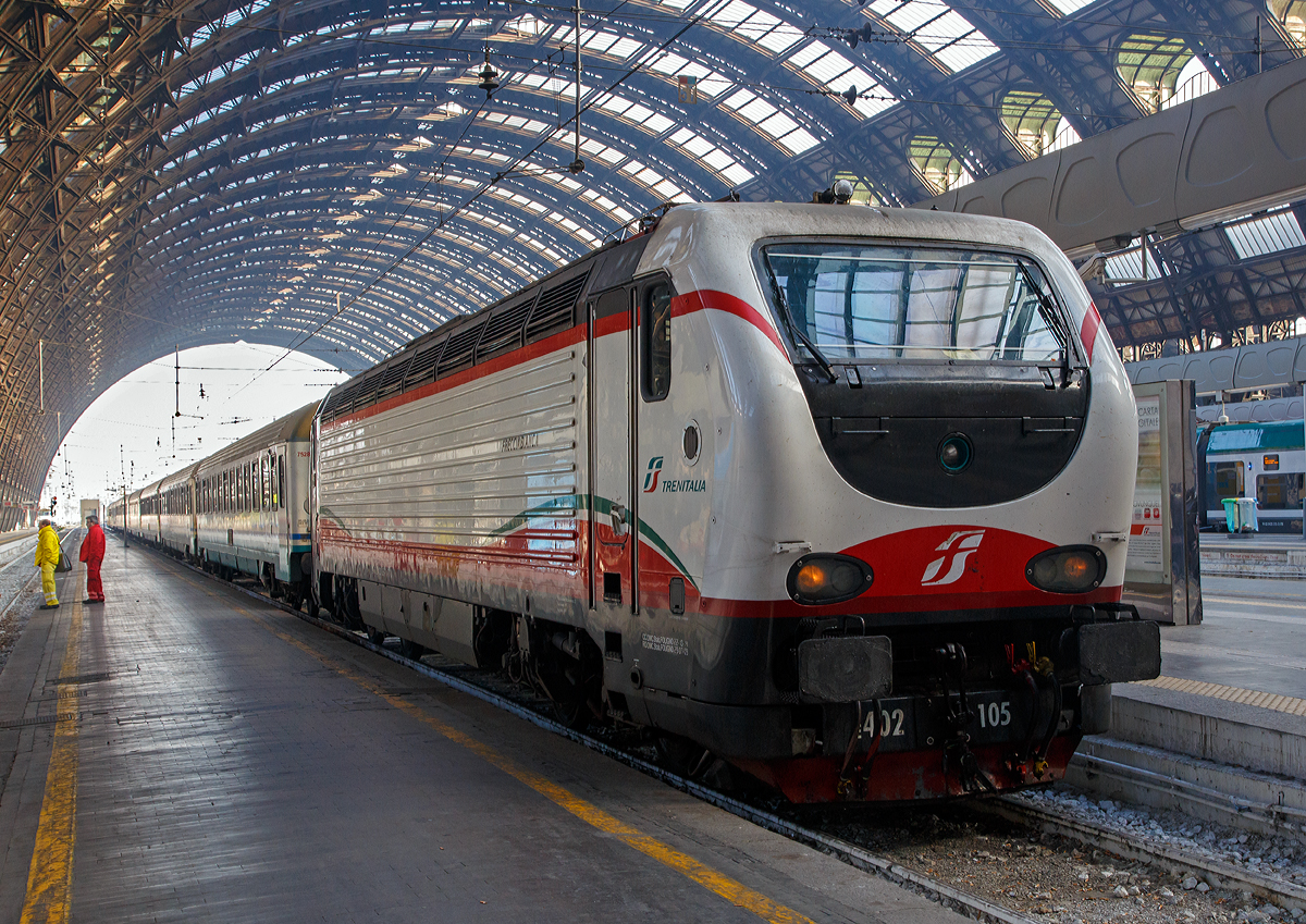 Die E.402.105 (91 83 2402 105-7 I-TI) der Trenitalia (in Frecciabianca-Lackierung) mit einem IC am 29.12.2015 im Bahnhof Milano Centrale (Mailand Zentral).

Die FS E.402 B ist eine Weiterentwicklung der E.402A, verfügt jedoch gegenüber ihrem Vorgängermodell zum Beispiel über ein höheres Gewicht sowie einen neu gestalteten und futuristischeren Wagenkasten. Die Höchstgeschwindigkeit ist jedoch mit 200 km/h etwas geringer als bei der E.402A (mit 220 km/h). Von den Lok wurden 80 Stück zwischen 1997 und 2000 von AnsaldoBreda und Sofer gebaut.

Die Baureihe E.402B ist eine Mehrstromlokomotive, sie kann unter 3000 V Gleichstromspannung, dem hauptsächlichen italienischen Bahnnetz, aber auch auf den italienischen Schnellfahrstrecken mit 25 kV, 50 Hz Wechselstrom fahren. Fernerhin kann sie unter 1500 V Gleichstrom betrieben werden, dann hat sie aber nur die halbe Leistung. 

Die Lok ist eine vollelektronische Chopperlokomotive, das heißt, wenn die Lokomotiven unter 3000 V DC fährt, wird der Strom mit Hilfe eines Zerhackers in Wechselstrom umändern, der dann schließlich die Motoren antreibt. 

Technische Daten:
Spurweite:  1435 mm (Normalspur)
Achsformel: Bo'Bo'
Länge: 19.420 mm
Drehzapfenabstand: 10.450 mm
Fester Radstand: 2.850 mm
Dienstgewicht: 89 t
Höchstgeschwindigkeit: 200 km/h
Stundenleistung: 6.000 kW
Dauerleistung: 5.600 kW
Anfahrzugkraft: 280 kN
Treibraddurchmesser:  1.250 mm
Stromsysteme: 3000 V DC, 25 kV - 50 Hz AC und 1500 V DC (bei halber Leistung)
